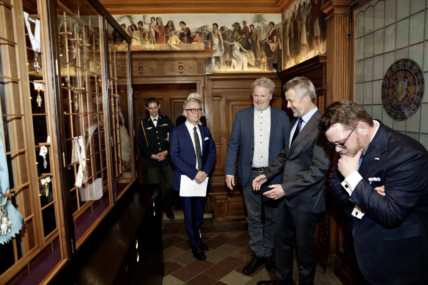 Kong Frederik ses foran montren i Ordenskammeret på Frederiksborg Slot ved indvielsen tirsdag.