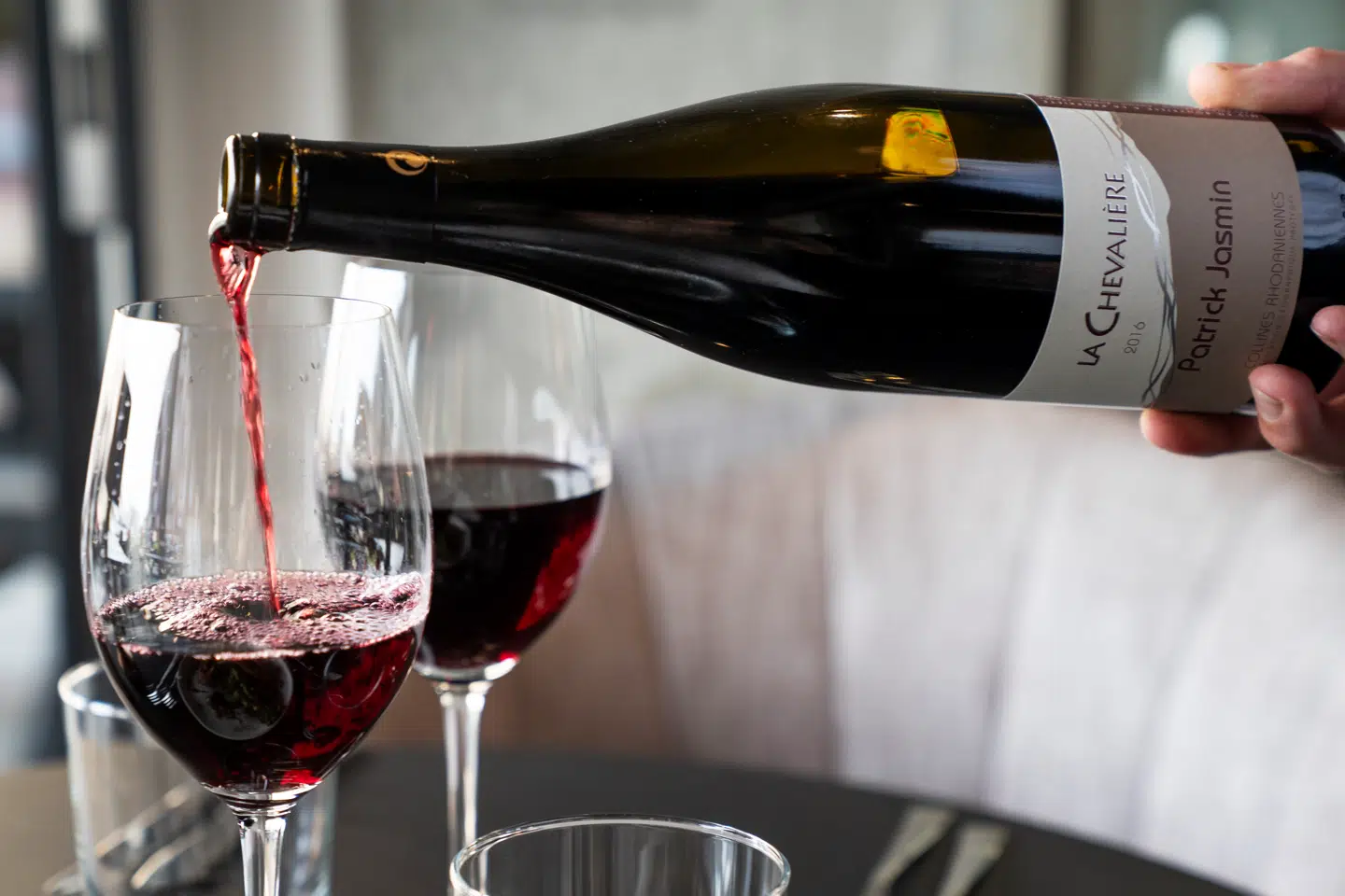 Ifølge forsyningskædechef hos Taster Wine, der blandt andet ejer vin- og spirituskæden Skjold Burne, vil kommende stigning i emballageafgifter føre til højere priser for forbrugerne.
