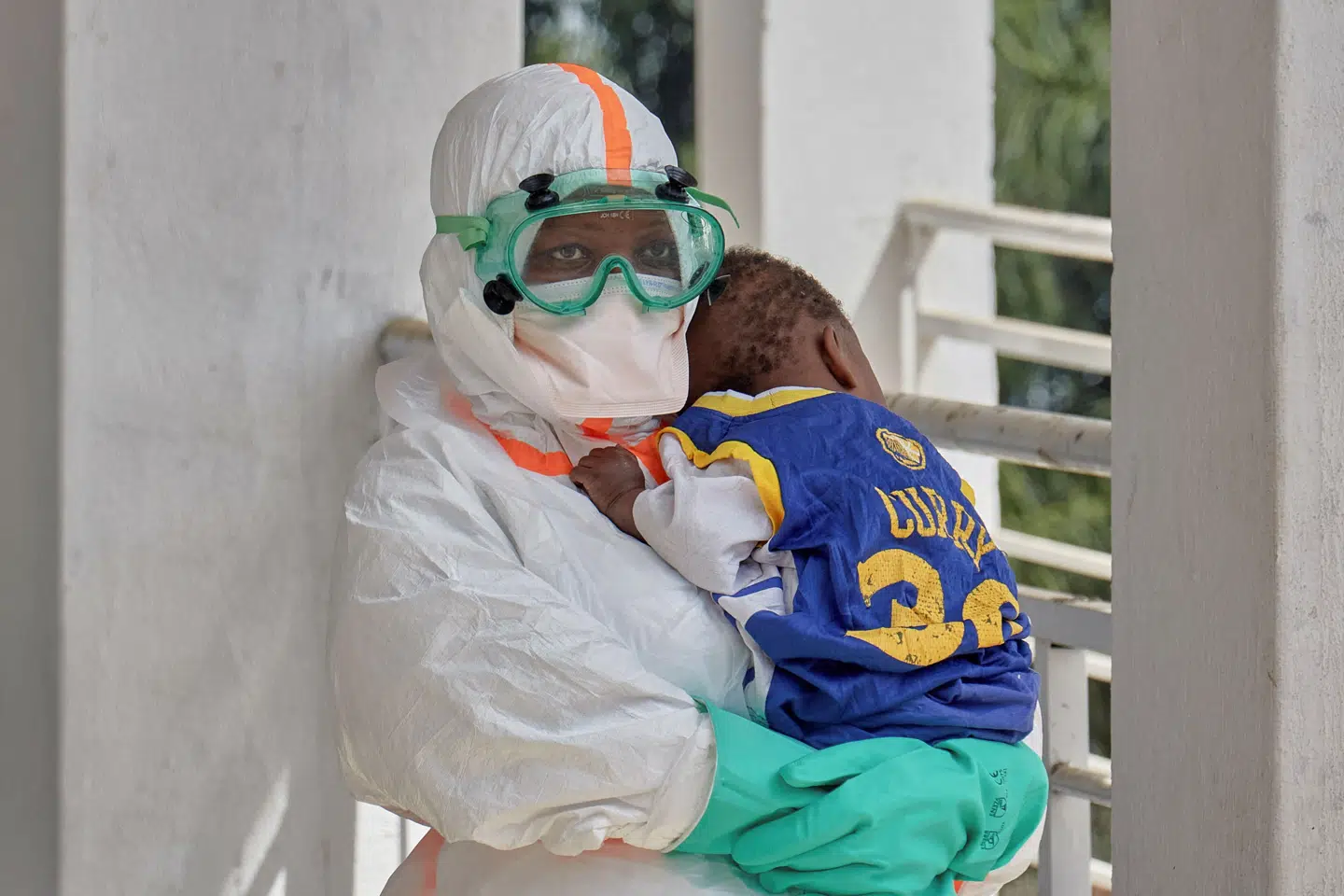 Sundhedspersonale i DR Congo er iført særlige beskyttelsesdragter for at undgå selv at blive smittet med ebola - en virussygdom med høj dødelighed. (Arkivfoto).