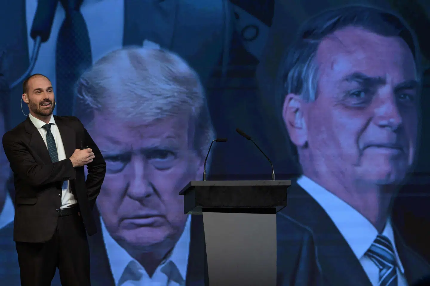 Eduardo Bolsonaro, som er søn af den tidligere præsident i Brasilien, Jair Bolsonaro, ses holde tale i Buenos Aires i december 2024. Han er tirsdag blevet dømt efter anklager om, at han har presset på for amerikanske sanktioner, der skulle påvirke kupsag mod Jair Bolsonaro. (Arkivfoto).