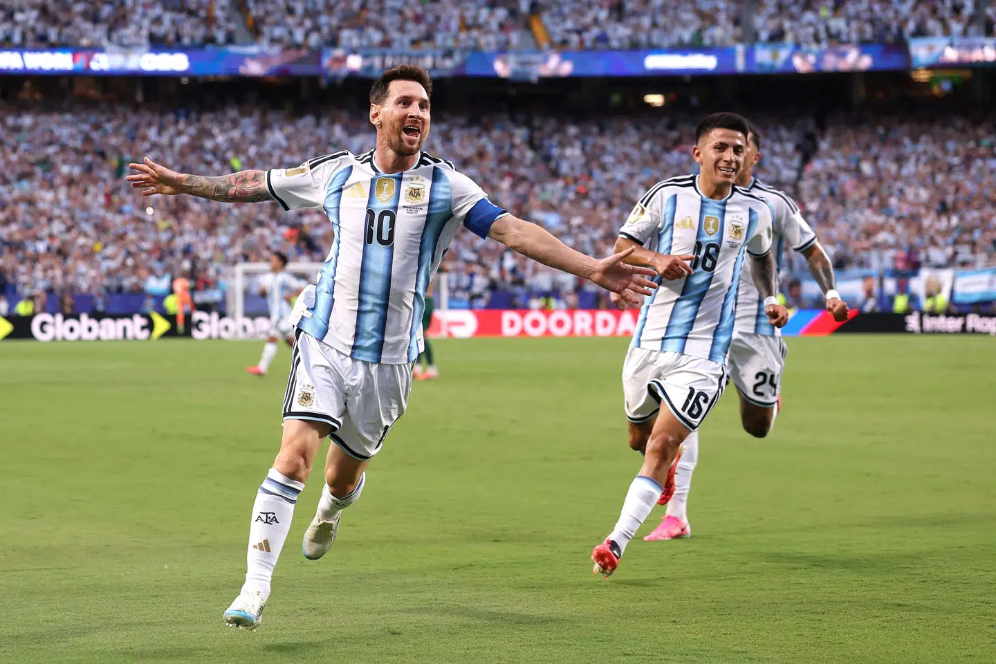 Lionel Messi scorede alle Argentinas tre mål mod Algeriet og tangerer målrekord ved VM.