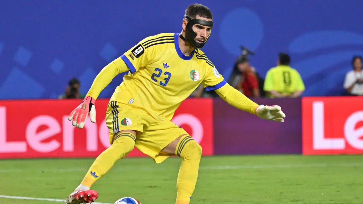 På trods af hjelmen kunne Luca Zidane ikke afværge Algeriets nedtur.