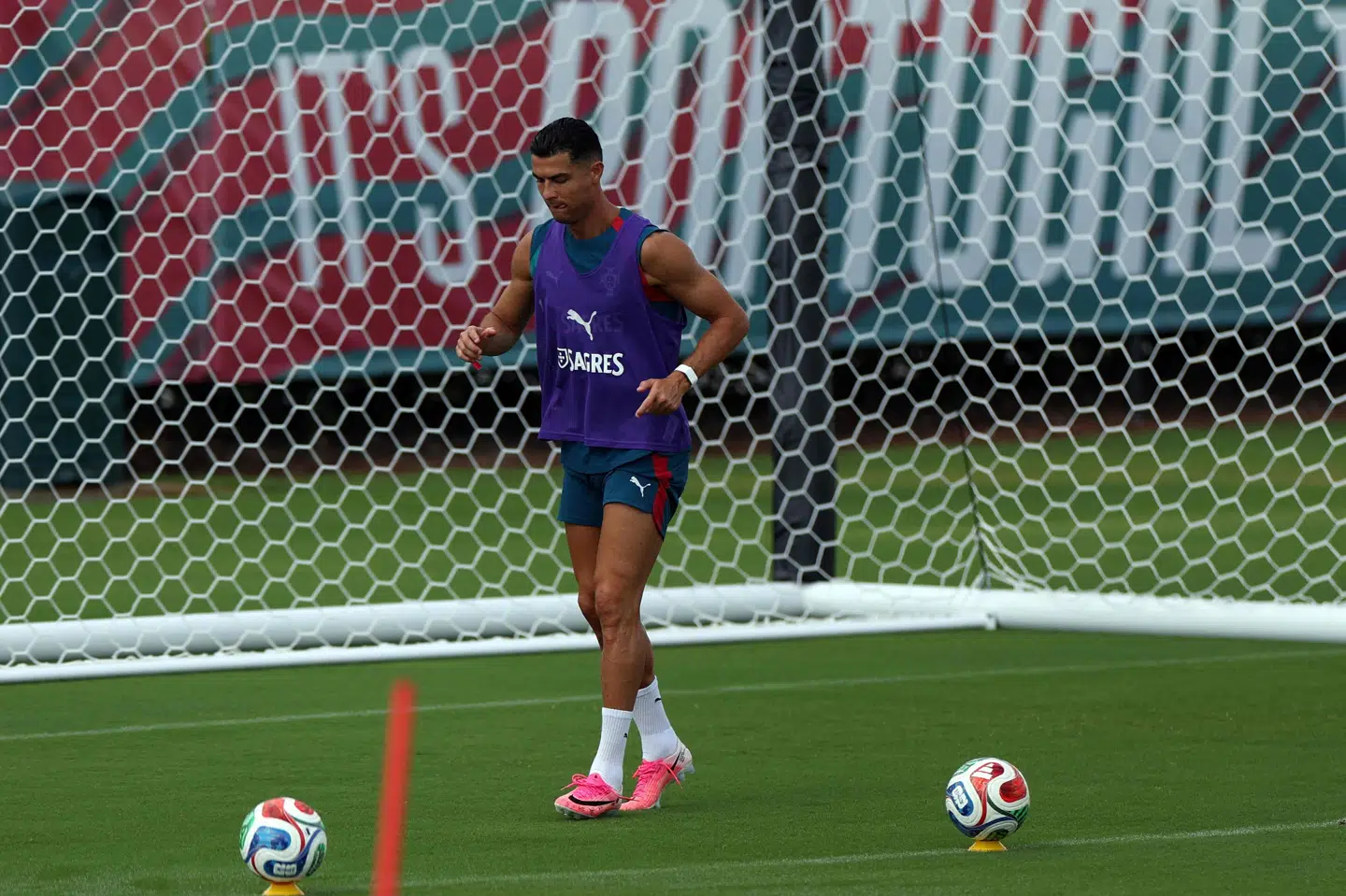 Cristiano Ronaldo skal i gang med sin sjette VM-slutrunde for Portugal, men hans plads på holdet er til offentlig debat.
