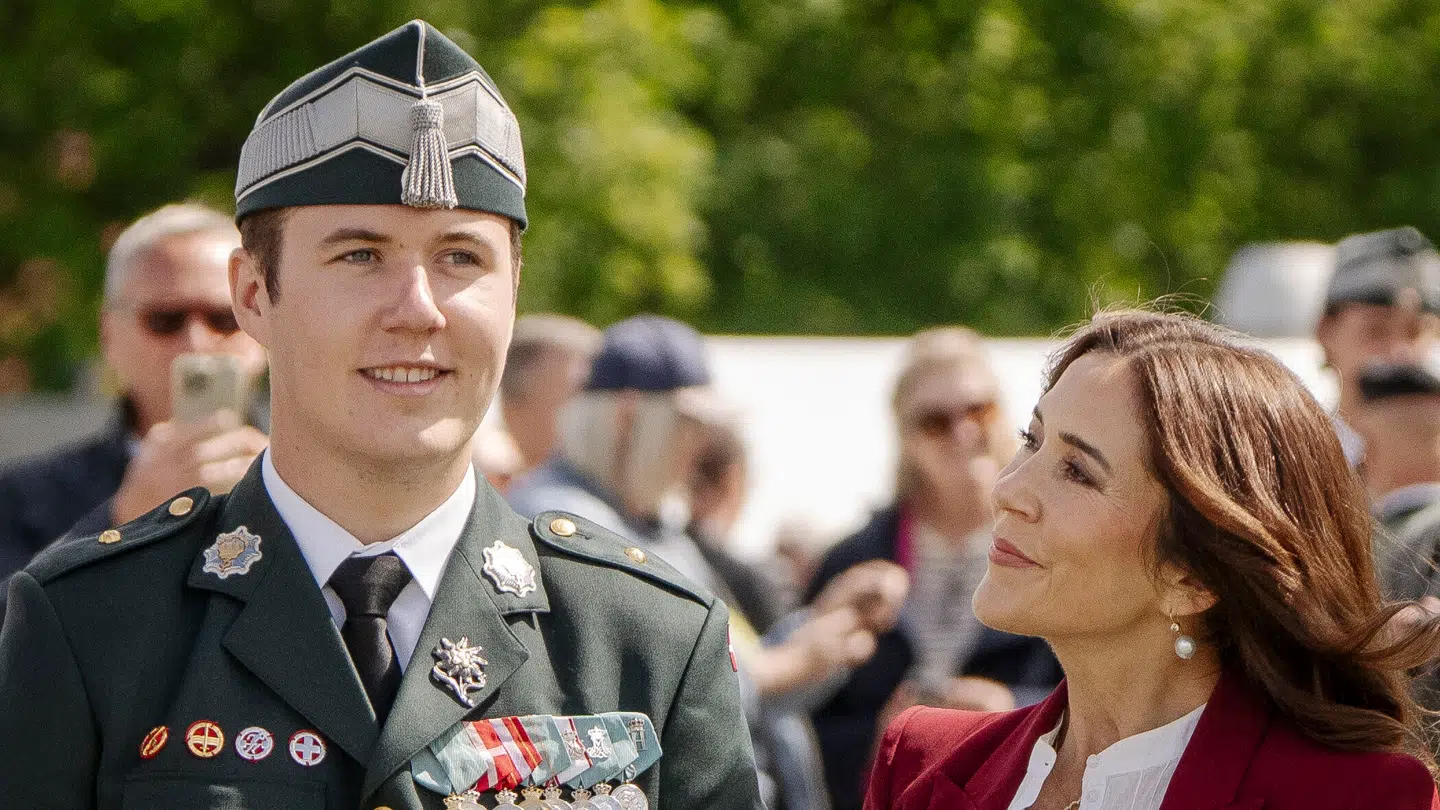 Dronning Mary da kronprins Christian udnævnes til sekondløjtnant på Gardehusarkasernen i Slagelse 11. juni. Efterfølgende kunne familien spise en middag på d'Angletere.