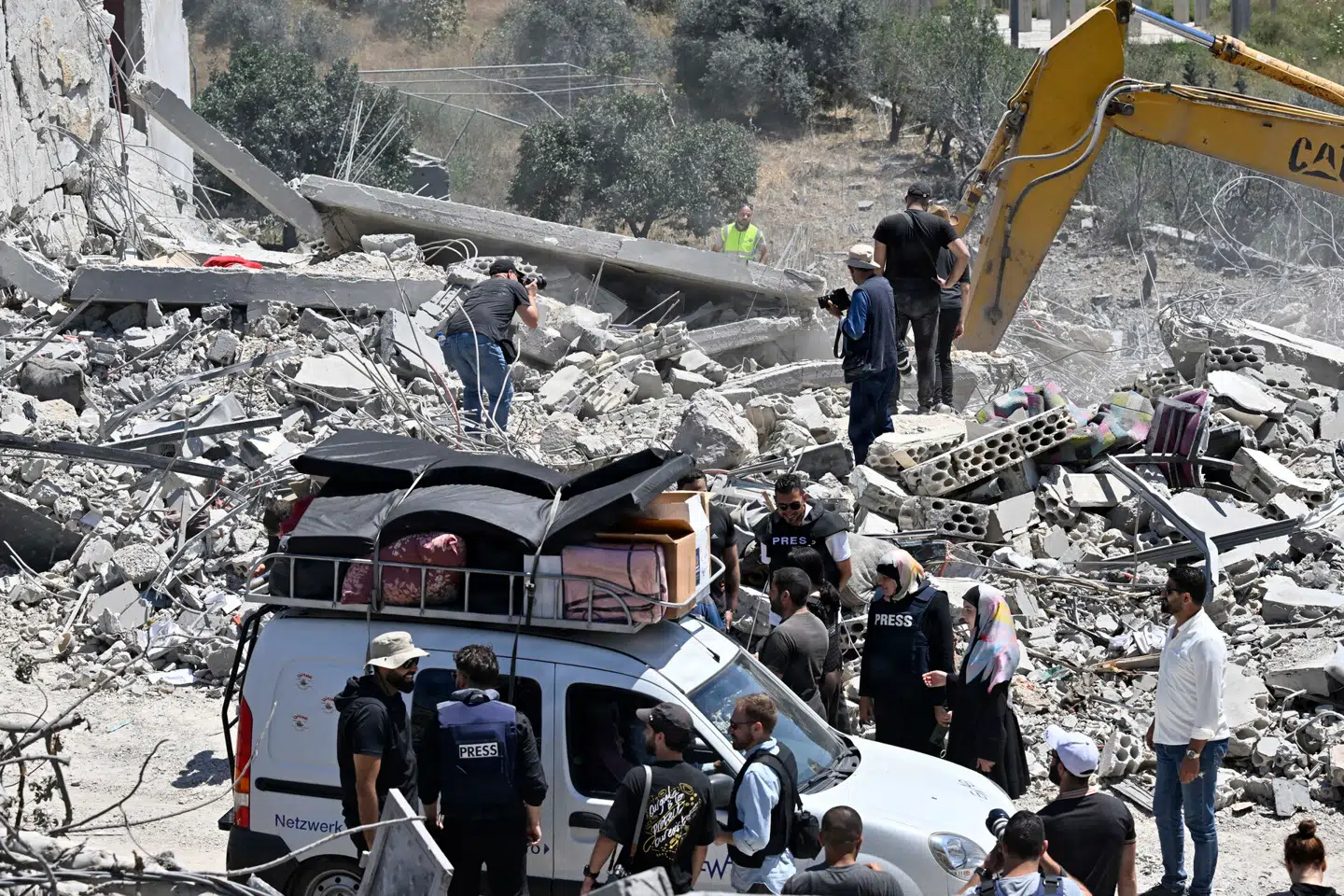 Internationale nyhedsbureauer har de seneste dage delt adskillige billeder af libanesiske familier, der vender tilbage til den sydlige del af landet, efter at være blevet fordrevet som følge af Israels bombardementer. Det sker som følge af den rammeaftale, Iran og USA har indgået.