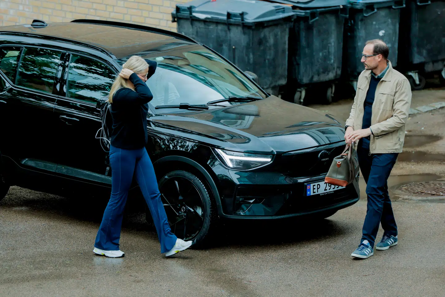 Den norske kronprinsesse, Mette-Marit, og kronprins Haakon ankommer til et hospital i Oslo i starten af juni.