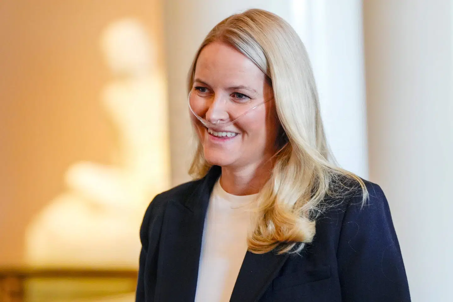 Kronprinsesse Mette-Marit har den seneste tid båret næsekateter, fordi hun på grund af sin sygdom har svært ved at trække vejret. Det gjorde hun, da hun var til en reception i Oslo den 10. april i år. (Arkivfoto).