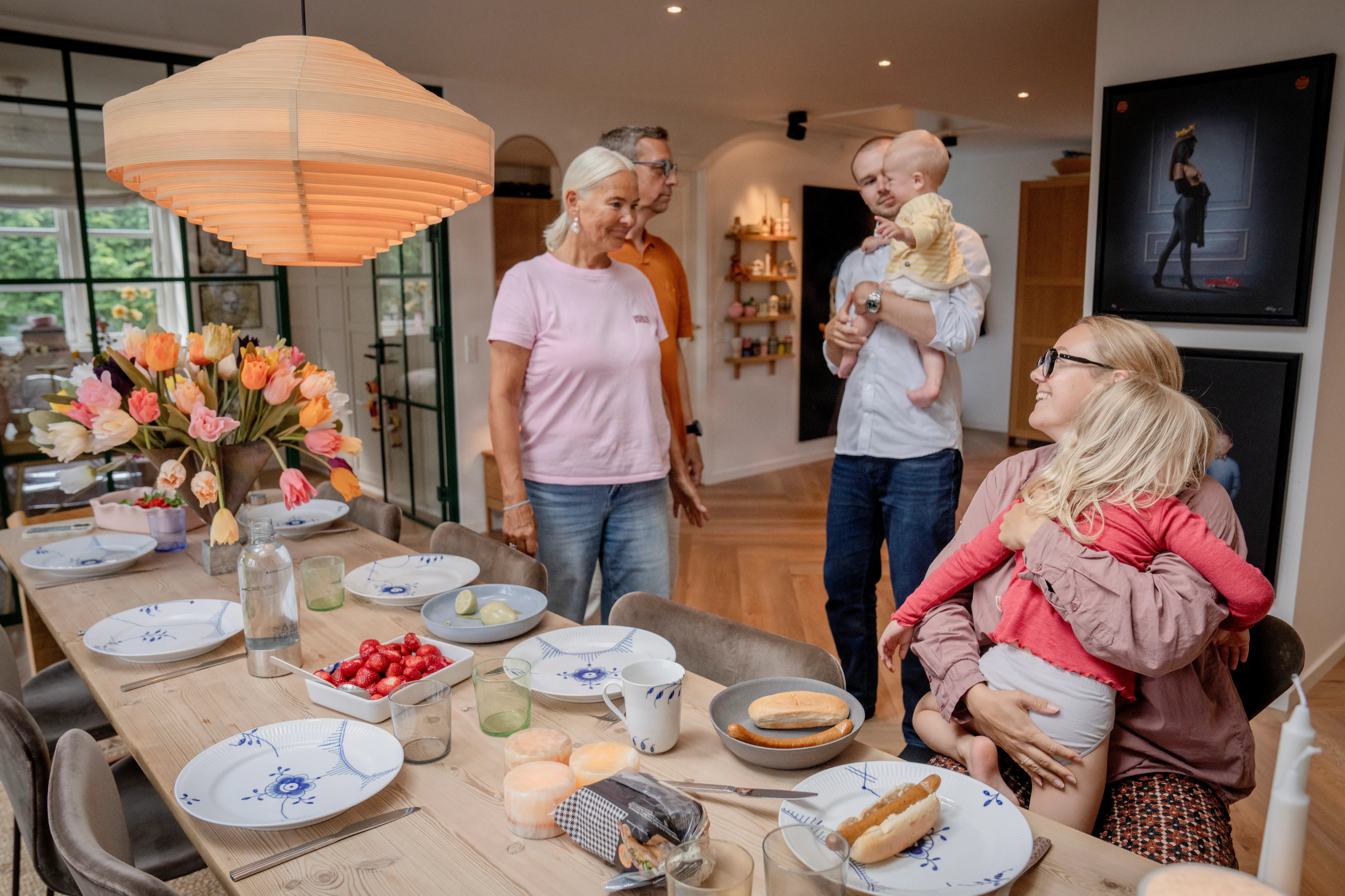 Hos familien Kuhn passer mormor og morfar ikke børnebørnene. De bor med dem