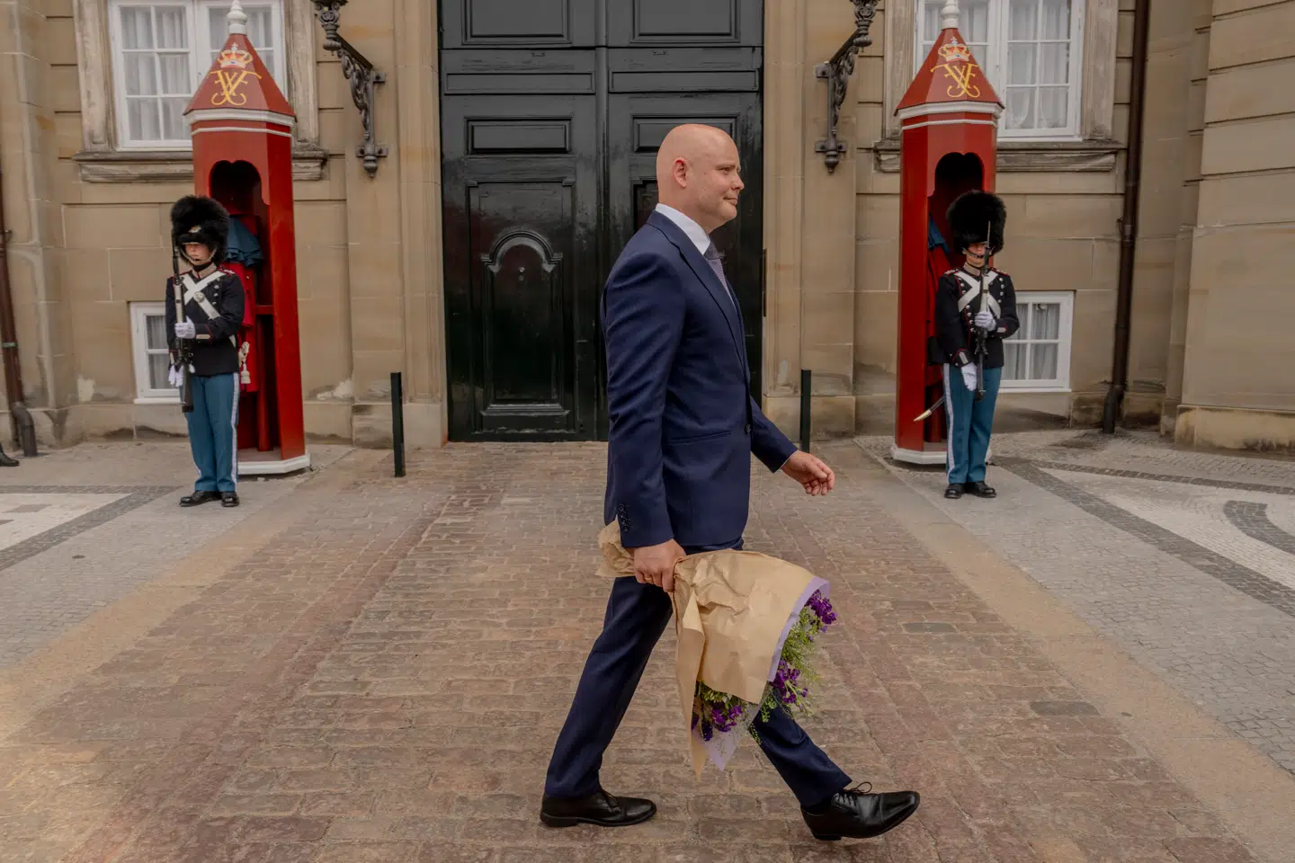En søndag udsendte skatteminister Jakob Engel-Schmidt (M) en pressemeddelelse om, at regeringen to dage senere vil hastebehandle et lovforslag, der ændrer grundlaget for boligbeskatningen i 2027. Når overskriften lyder »Ro om boligskatten«, er der tale om et orwellsk nysprog, skriver Ole P. Kristensen i denne leder.