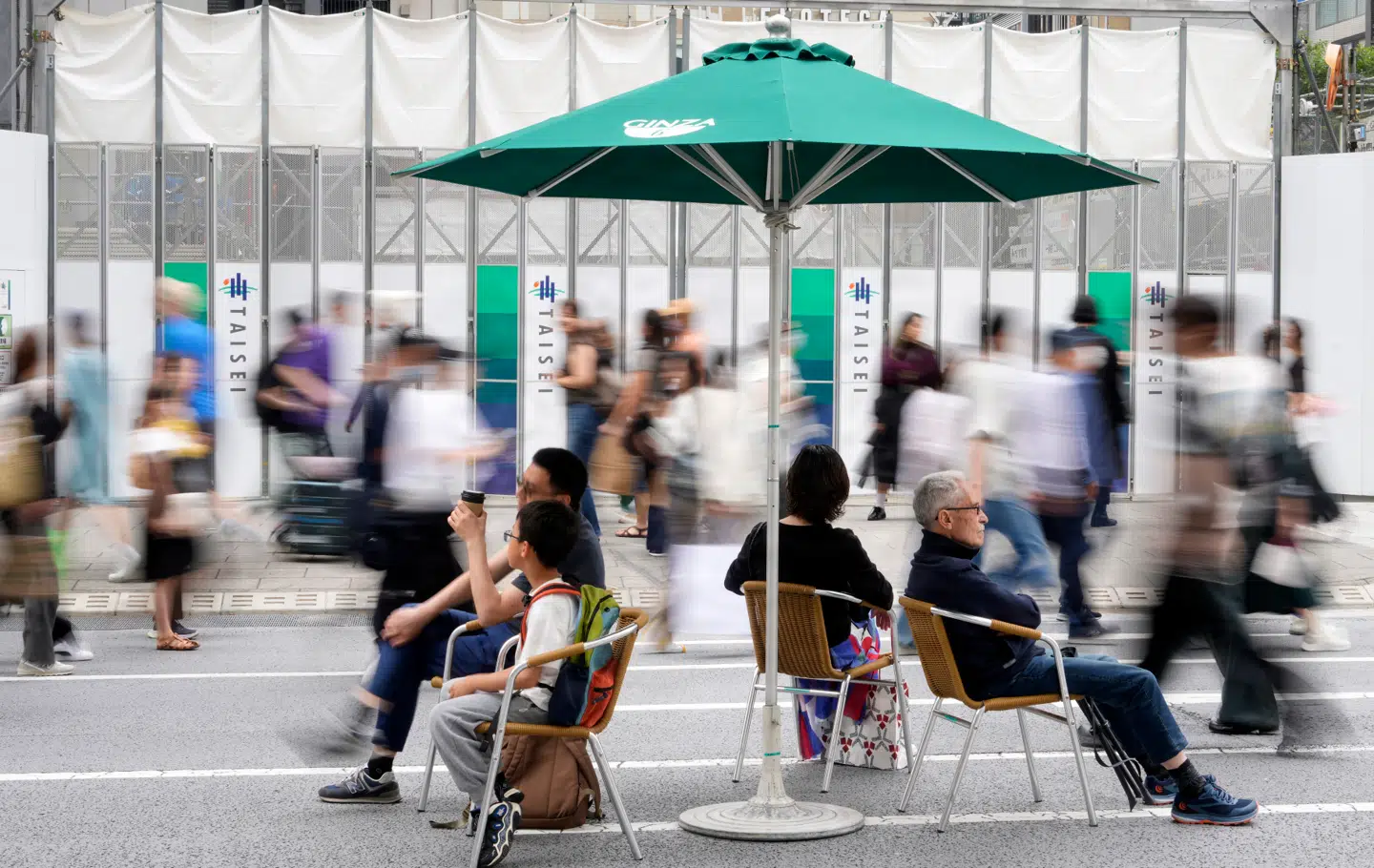 I Japan og Spanien har forskere observeret, at grupper af mennesker har en tendens til at overordnet dreje mod venstre. Foto: Franck Robichon, Scanpix.