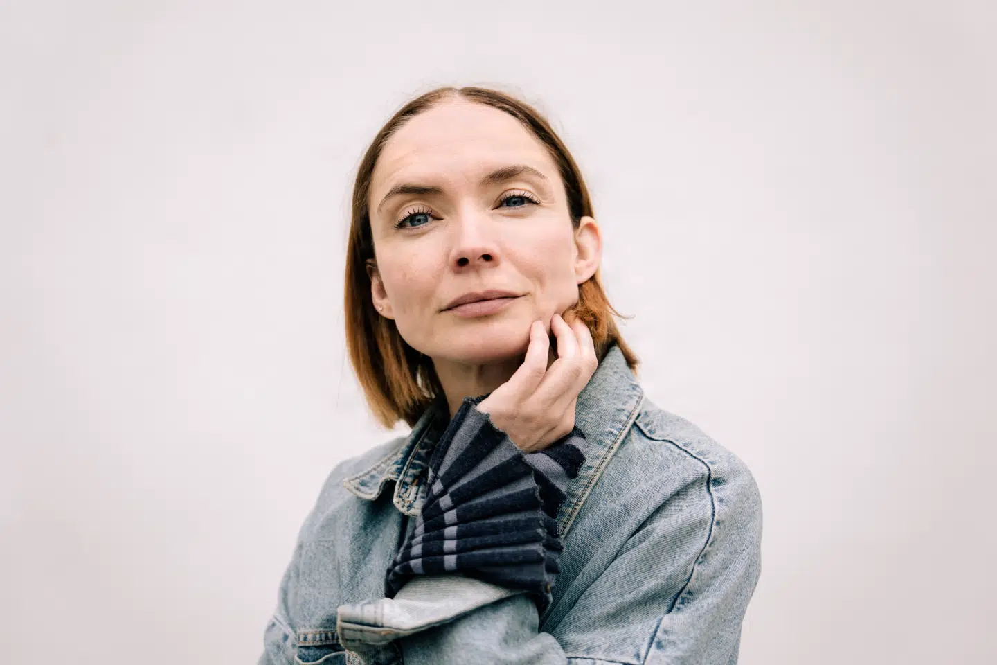 Neel Rønholt er mor til to, og særligt hendes ældste datter er begyndt at vise interesse for telefonen og de dertil hørende sociale medier. Men her florerer der indhold, der gør, at Neel Rønholt ikke vil lade sin datter scrolle på livet løs.