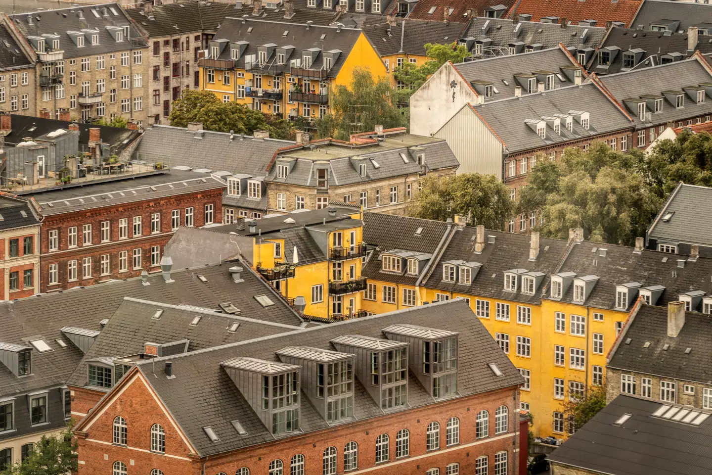 Ejerlejligheder i København har gennem flere år været de mest efterspurgte boliger i landet. Det har presset priserne op, men nu ser både priser og omsætning ud til at løje af.