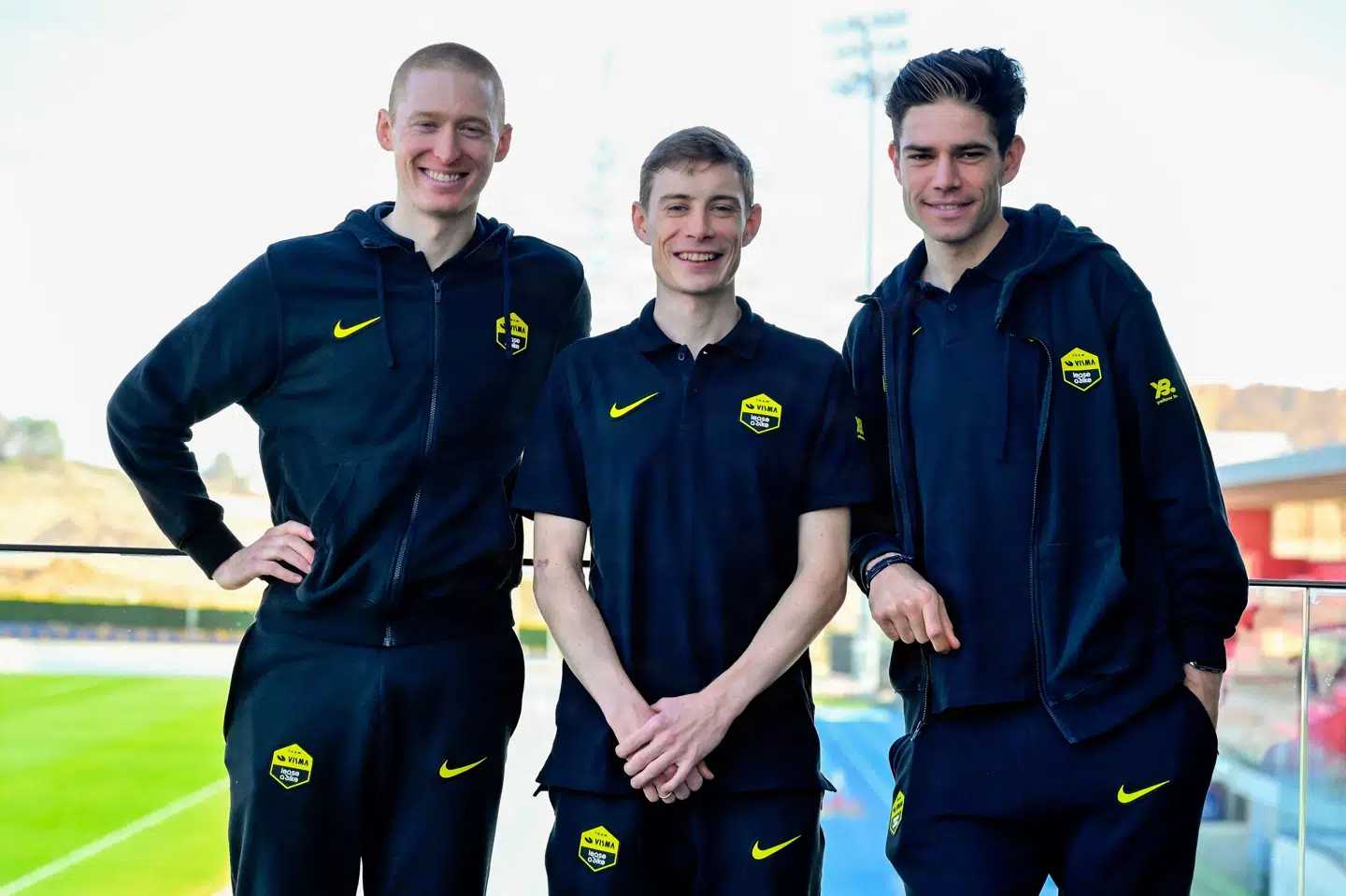 Wout van Aert (th.) var tiltænkt en nøglerolle igen i årets Tour, men både kaptajn Jonas Vingegaard (i midten) og løjtnant Matteo Jorgenson (tv.) må undvære hjælpen fra den stærke belgier. (Arkivfoto).