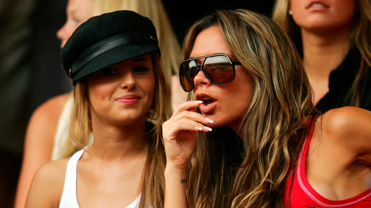 Popstjernerne Cheryl Cole og Victoria Beckham var en del af det legendariske WAG-hold, der fulgte England ved VM i 2006.