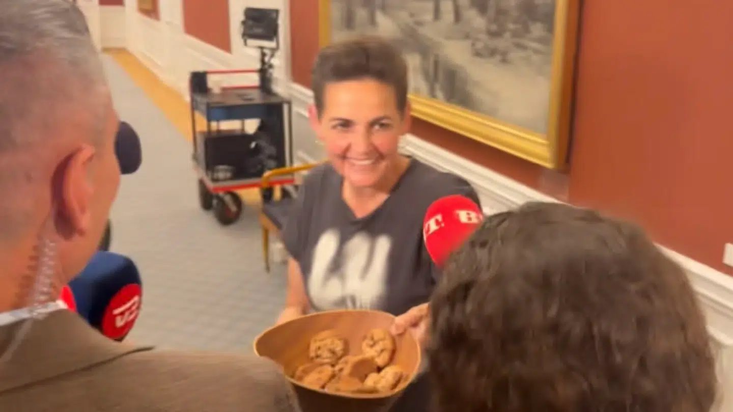 Det var en aldeles fåmælt Pia Olsen Dyhr (SF), som mødte pressen mandag. Hun ville ikke svare på spørgsmål, men ville gerne tilbyde pressen småkager i stedet.