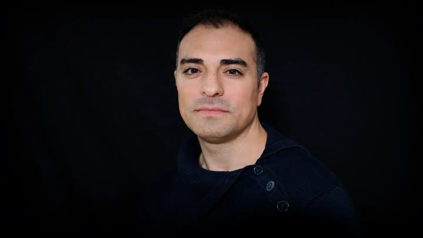 Farzam Abolhosseini er dansk-iransk fodboldjournalist. Han holder med det iranske landshold, selvom han er imod regimet.
