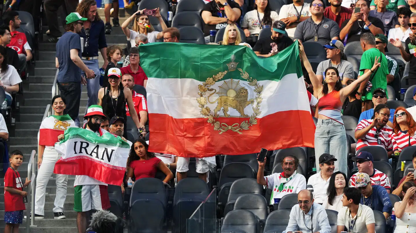 Flere fans havde taget det gamle nationalflag med. Det bliver i dag brugt af kritikere mod regimet. FIFA har bandlyst brugen af det under Irans kampe.