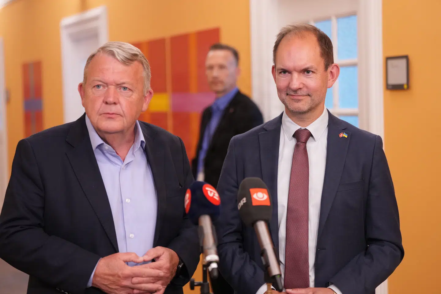 Udenrigsminister Lars Løkke Rasmussen (M) og forsvarsminister Jeppe Bruus (S) tog imod spørgsmål fra den fremmødte presse onsdag efter et møde i Det Udenrigspolitiske Nævn, hvor Bruus blev spurgt til ventet dronerapport.