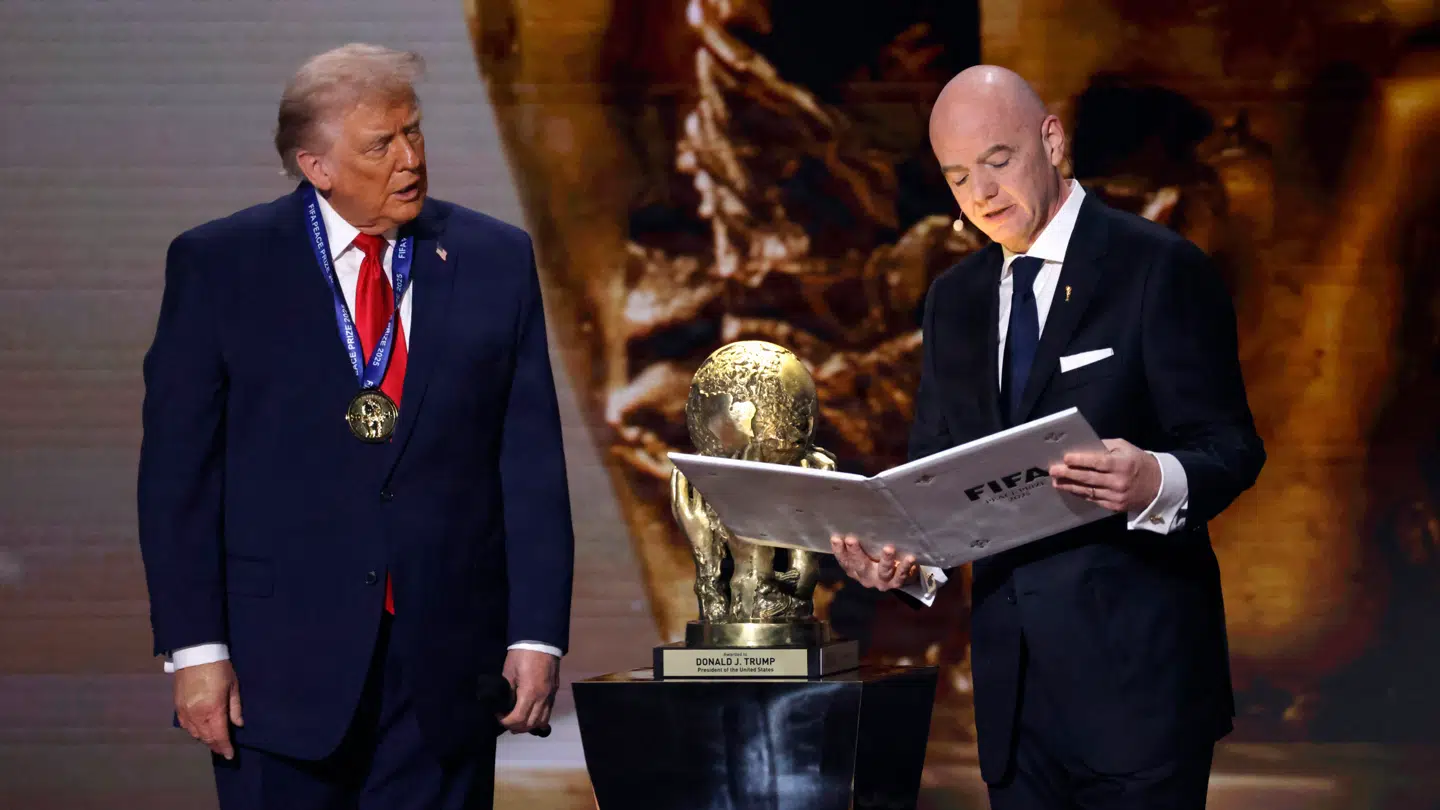 Under VM-lodtrækningen i december fik Donald Trump tildelt en ny fredspris af FIFA-chefen Gianni Infantino.