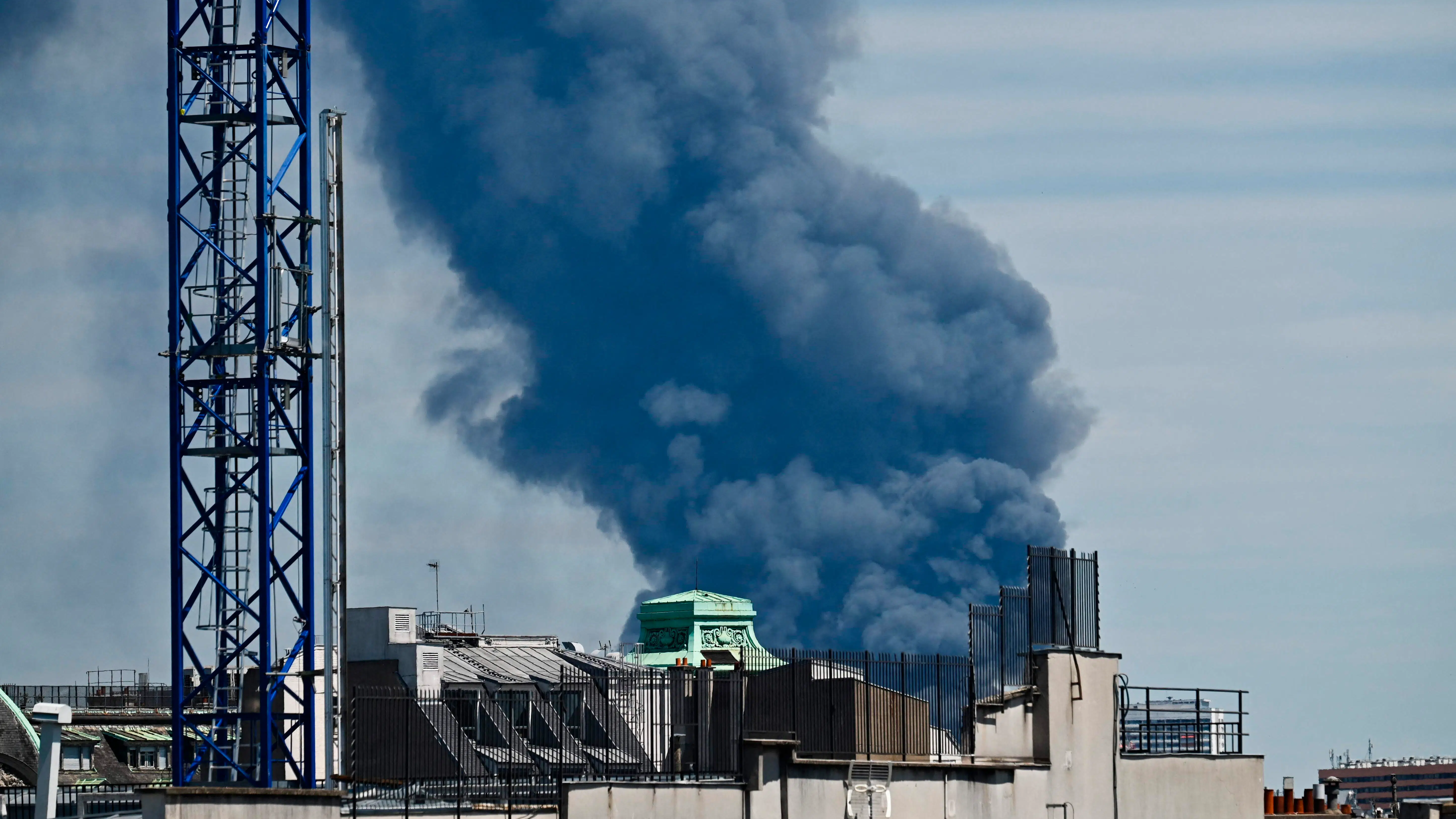Kæmpe brand brudt ud i Paris - kan ses i hele byen