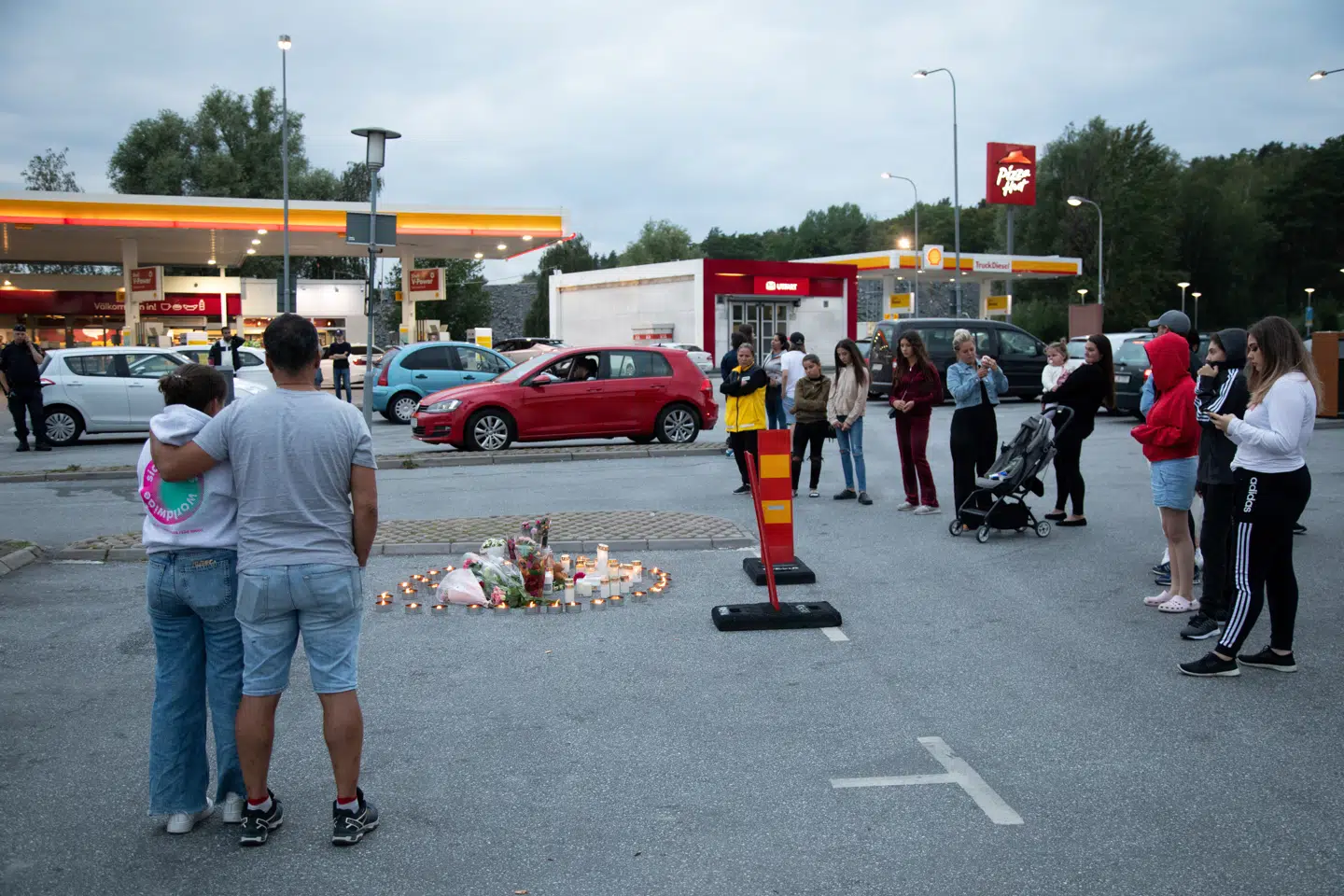 For mange svenskere er Botkyrka synonymt med drabet på en bare 12-årig pige, Adriana. Hun blev et uskyldigt offer for bandernes aktiviteter i området, da hun ville handle på en tankstation i 2020.