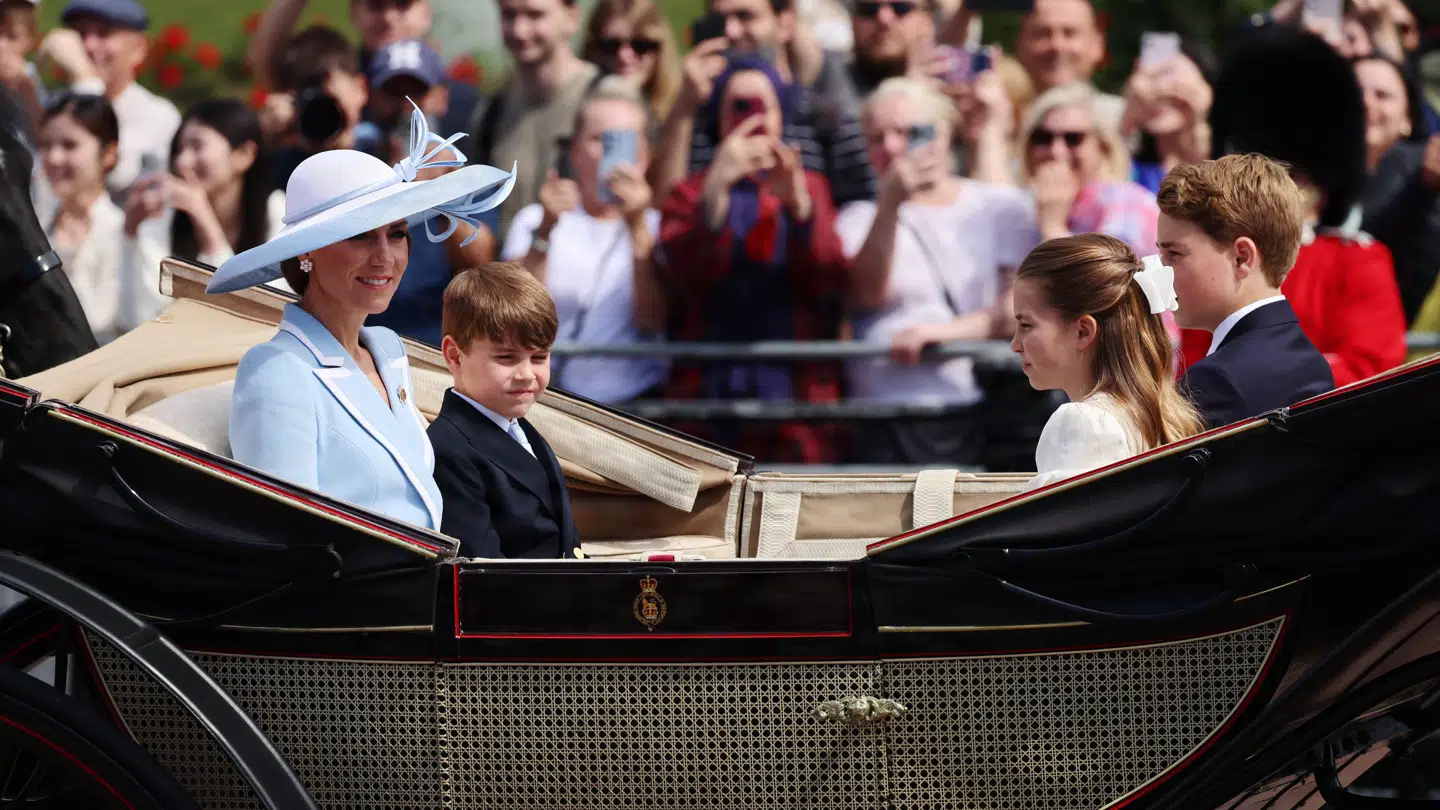 Prinsesse Kate og børnene kørte gennem paraden i en hestevogn.