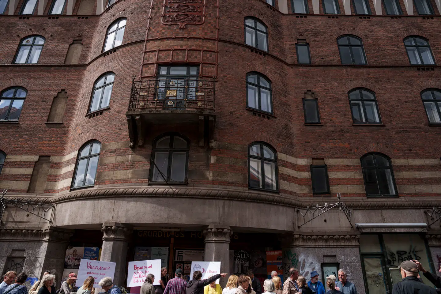 Grundtvigs Hus er godkendt til at blive hotel, men beboere og erhvervsdrivende har protesteret mod planerne.