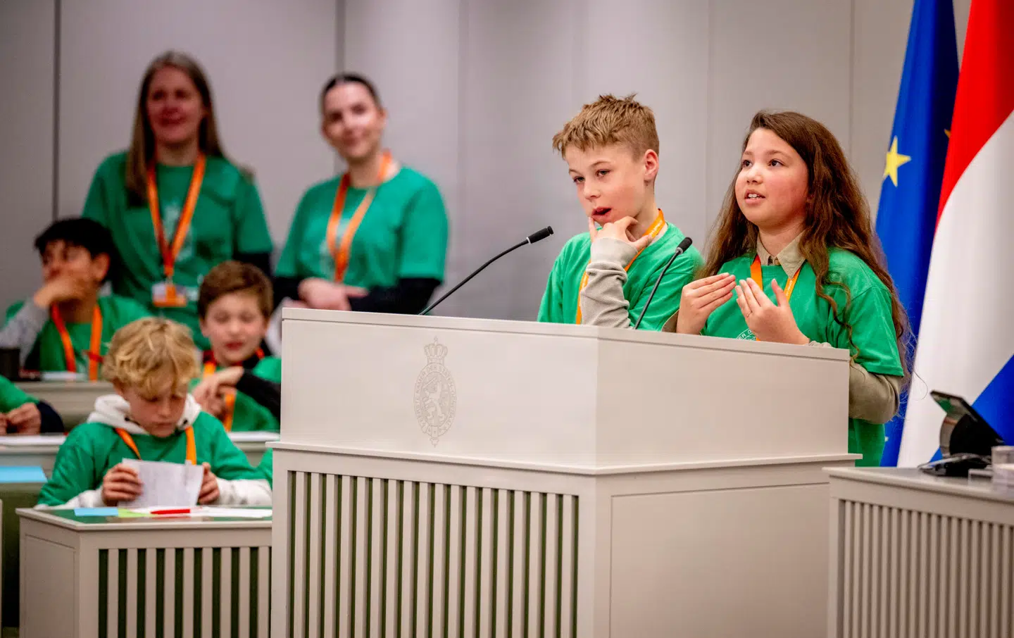 Hollandske grundskoleelever deltog i april i en simuleret debat i parlamentets førstekammer, Senatet, i Haag. Under ledelse af senator Paul van Meenen blev det diskuteret, om de sociale medier skulle forbydes for børn: En del var imod. Foto: Robin Utrecht, Scanpix