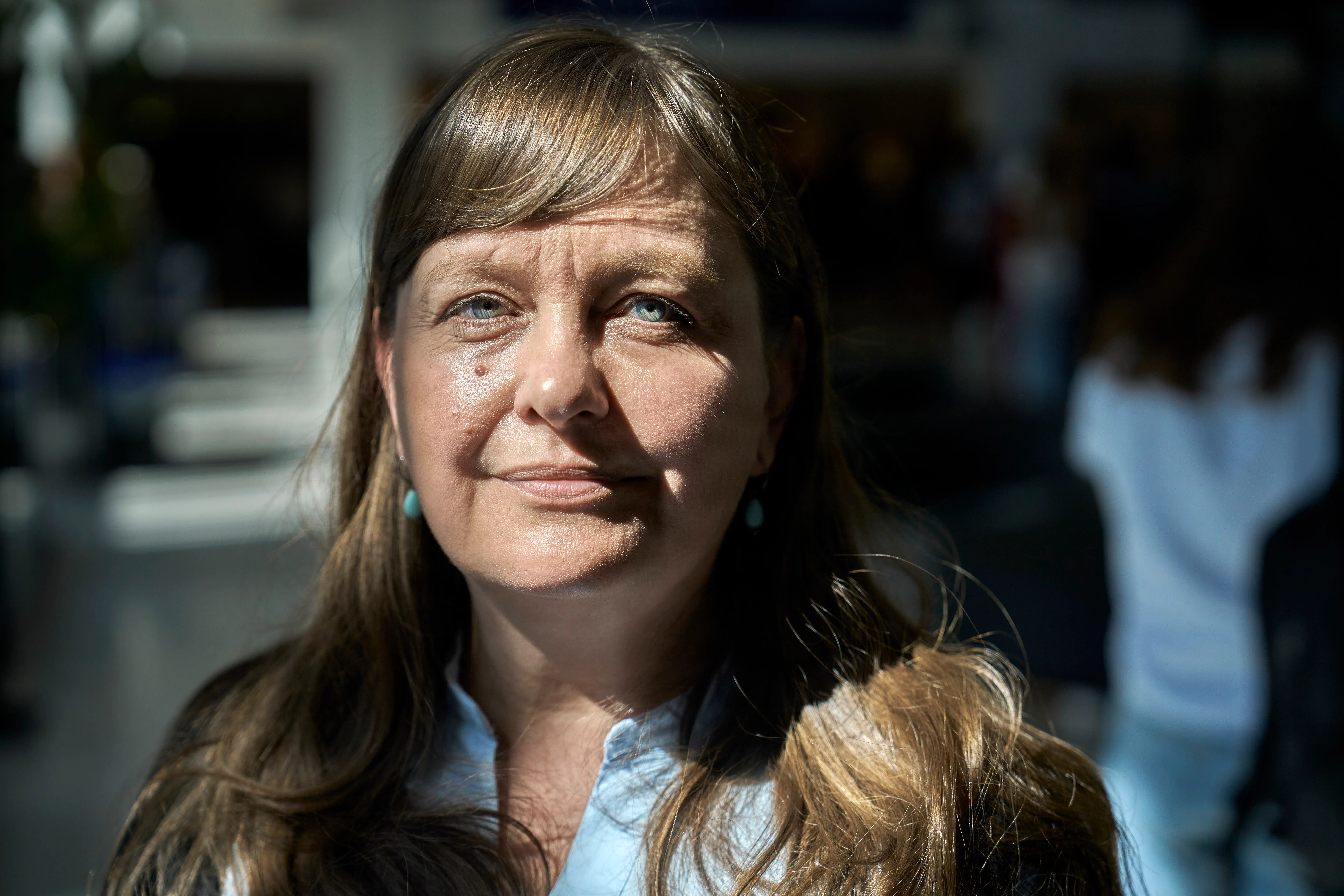 Rektor får ros for stram kurs mod social kontrol. På hendes gymnasium er det forbudt at bede, og alle skal tale dansk