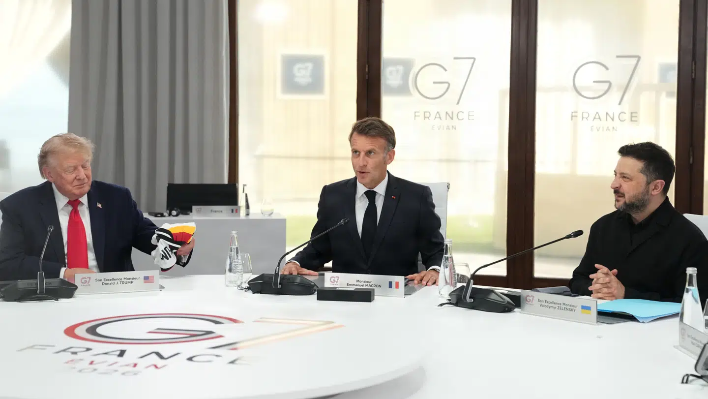 Den amerikanske præsident, Donald Trump, og den ukrainske ditto, Volodymyr Zelenskyj, sad tæt på hinanden under G7 topmødet. I midten er det den franske præsident Emmanuel Macron.