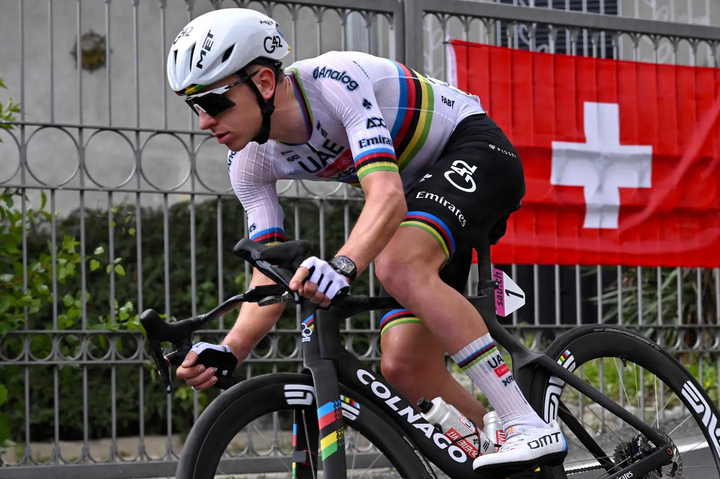 Tadej Pogacar vandt 1. etape af Schweiz Rundt med et soloridt på mere end 70 kilometer.