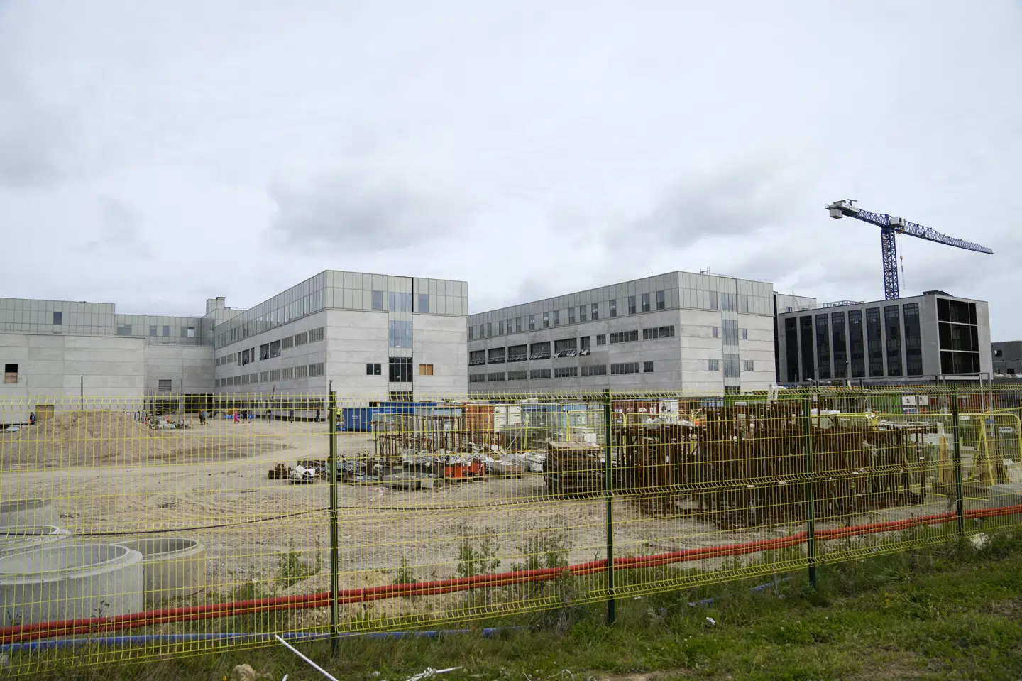 Region Syddanmark har siden 2019 været i gang med opførelsen af et nyt supersygehus i Odense, Nyt OUH. Her ses byggeriet i september 2024. Forsinkelser i løn og pensionsudbetalinger til byggearbejdere har dog været et problem. (Arkivfoto).
