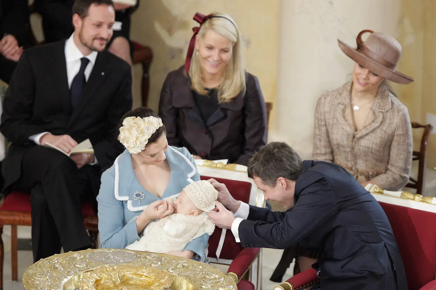 Det norske kronprinspar stod faddere til kong Frederik og dronning Marys søn, kronprins Christian, da han blev døbt i januar 2006. Yderst til højre ses den svenske tronarving, kronprinsesse Victoria. (Arkivfoto).