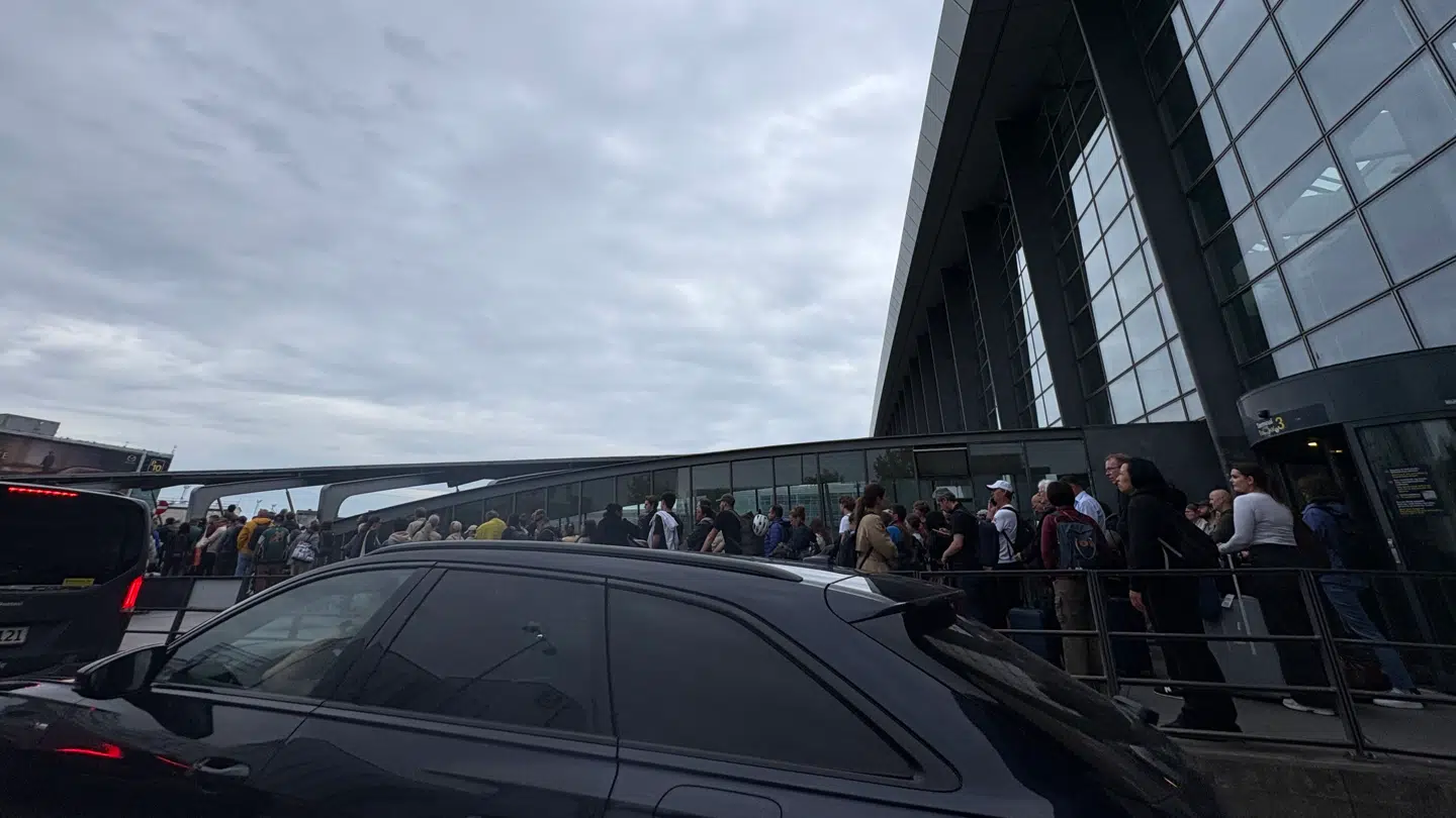 Togproblemerne har skabt stor kø i Københavns Lufthavn til at tage en taxi.