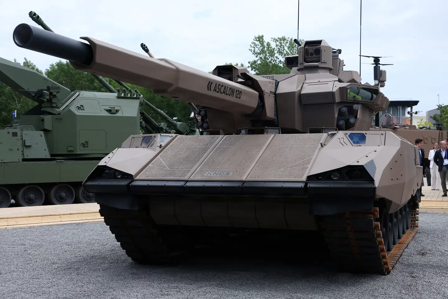 KNDS har meddelt, at krigen i Ukraine beviser, at droner ikke har gjort tunge kampvogne forældede, men blot ændret spillereglerne. Derfor integrerer selskabet nu anti-drone-kanoner og egne kampsystemer med spejderdroner direkte i alt deres tunge panser.