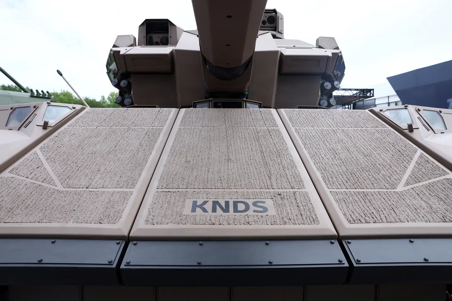 KNDS er en førende tysk-fransk forsvarskoncern, der designer og fremstiller tunge militærkøretøjer, våbensystemer og ammunition.