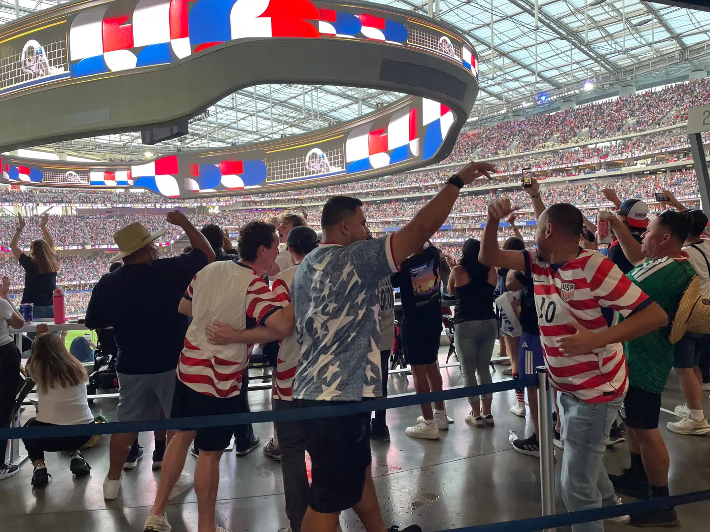 Stemningen var fremragende under og efter USAs første kamp ved VM, som blev spillet på SoFi Stadium i Los Angeles.