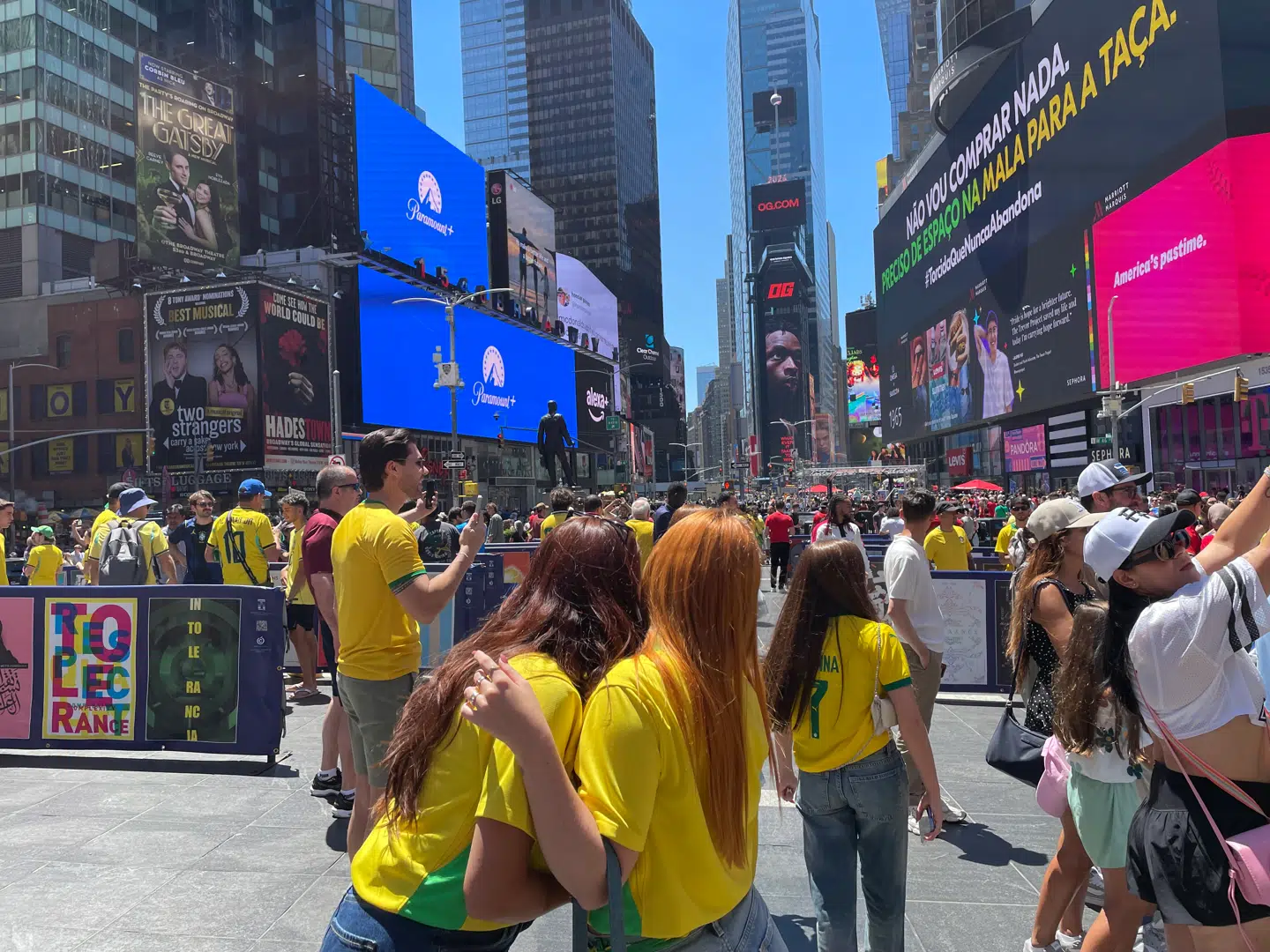 Brasilianske fodboldfans på Times Square i New York forud for deres kamp mod Marokko.