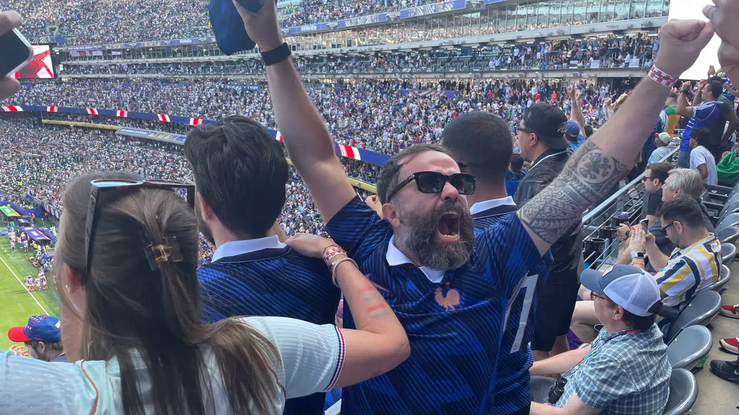 En fransk fan midt i jubel under Frankrigs kamp mod Senegal tirsdag 16. juni på MetLife Stadium. På trods af en hård start, så er VM-stemningen for alvor ved at brede sig i USA.