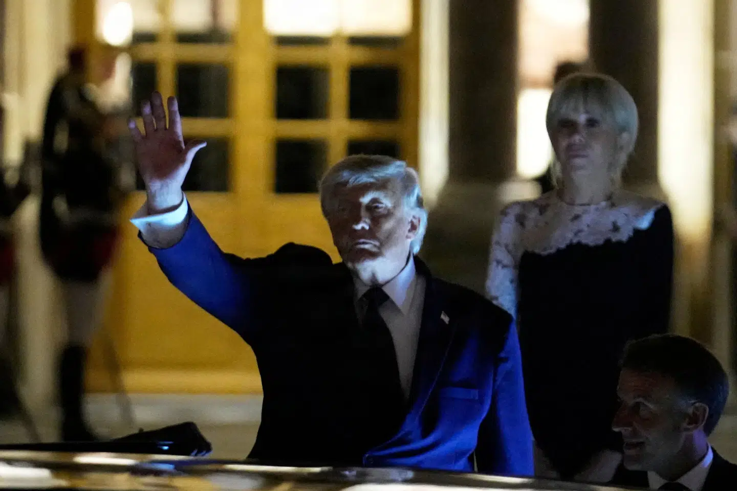 USA's præsident, Donald Trump, ses forlade Versailles-slottet i Frankrig natten til torsdag dansk tid. Under middag underskrev han forståelsespapir i aftale med Iran, viser video fra Det Hvide Hus.