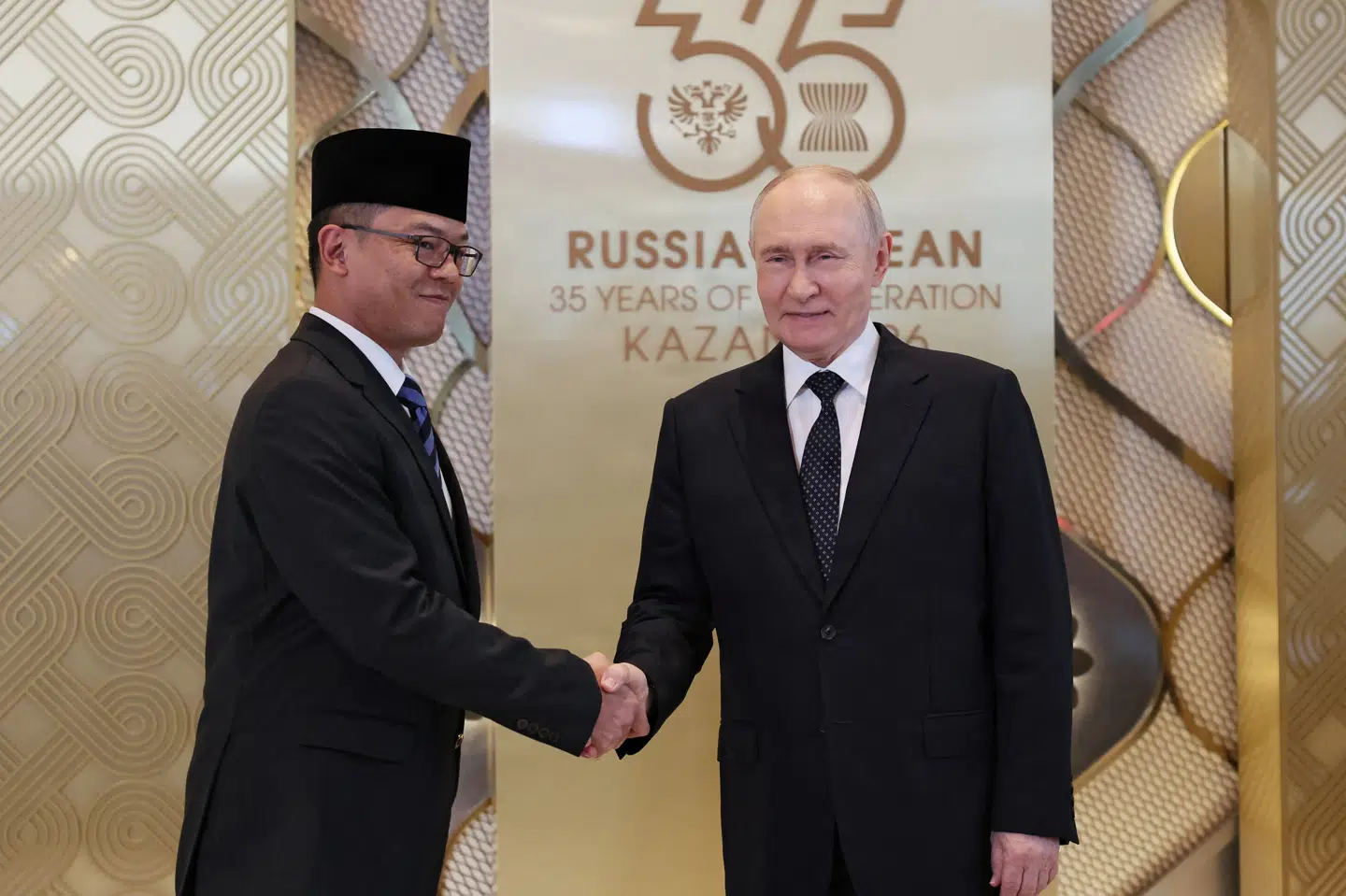Ruslands præsident, Vladimir Putin, ses onsdag i håndtryk med Indonesiens udenrigsminister under officiel velkomstceremoni i Kazan i Rusland, hvor der er topmøde med Asean-lande.