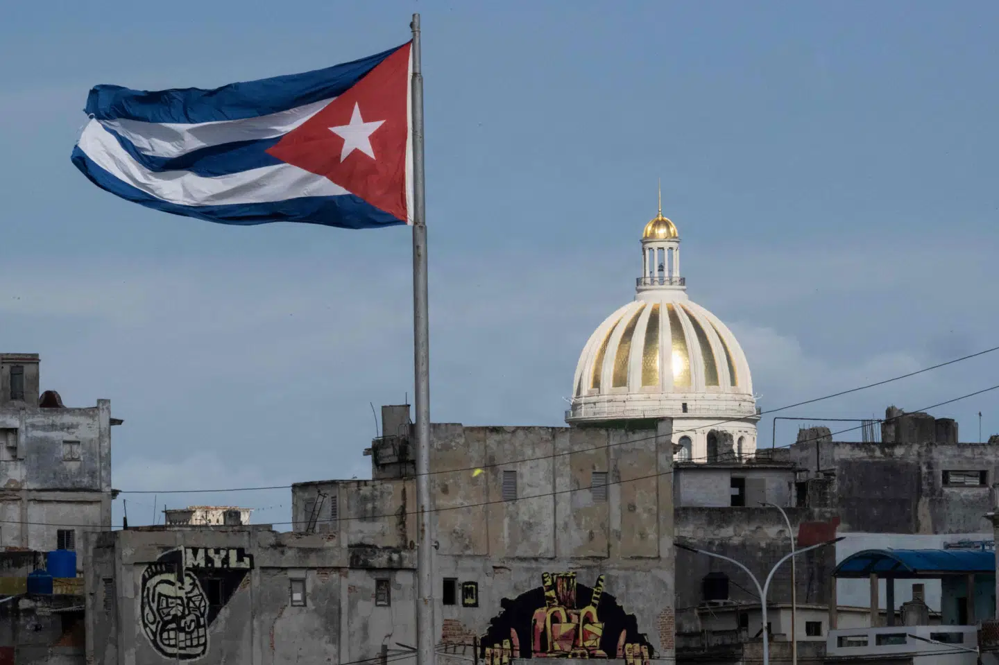 Cubas flag ses i hovedstaden Havana på billede fra onsdag. Torsdag er restriktioner gældende offentlig transport fra hovedstaden til byer i andre regioner trådt i kraft.