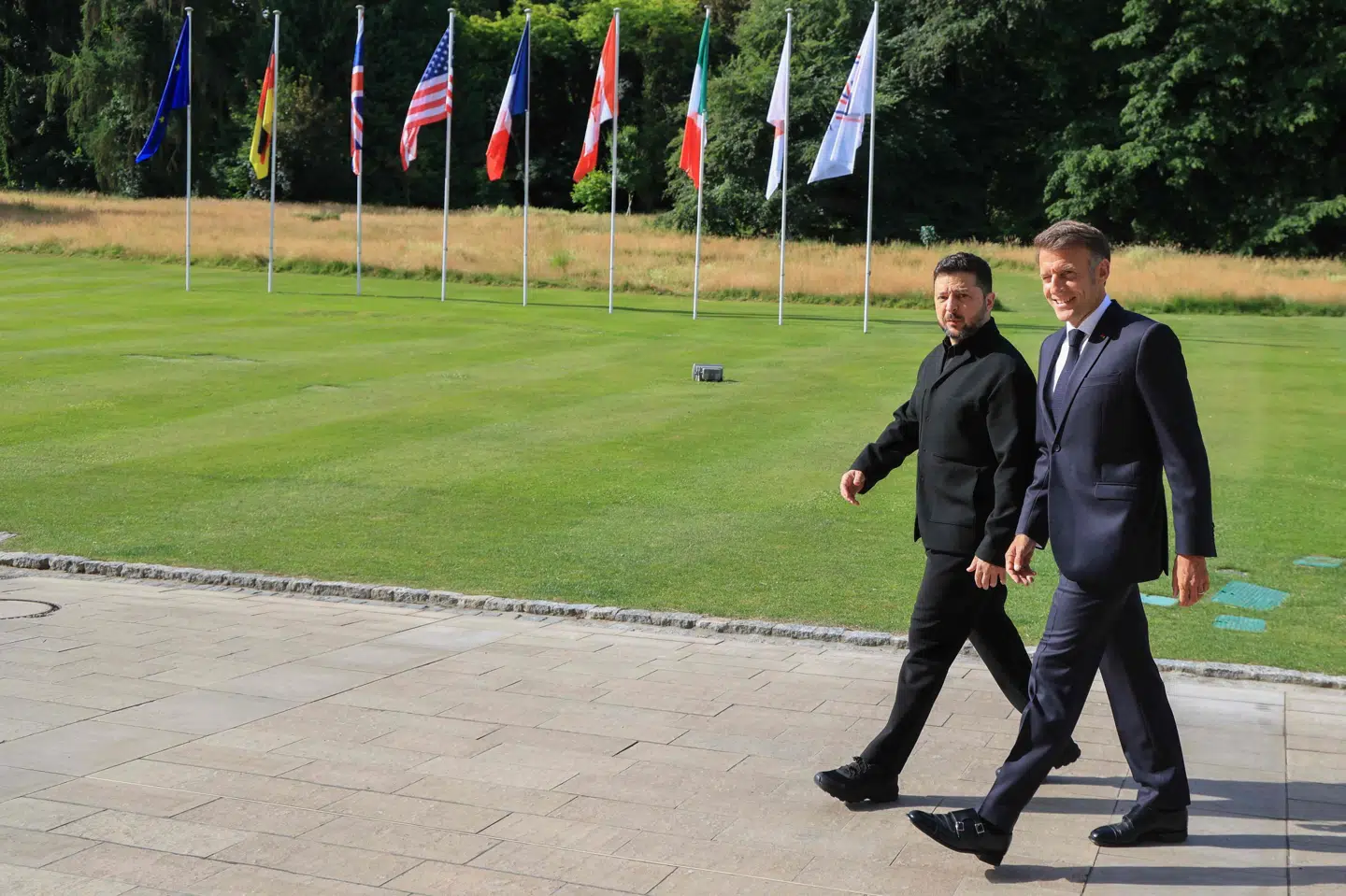Ukraines præsident, Volodymyr Zelenskyj, har været til stede ved G7-topmødet i Frankrig. Her går han med Frankrigs præsident, Emmanuel Macron. (Arkivfoto).