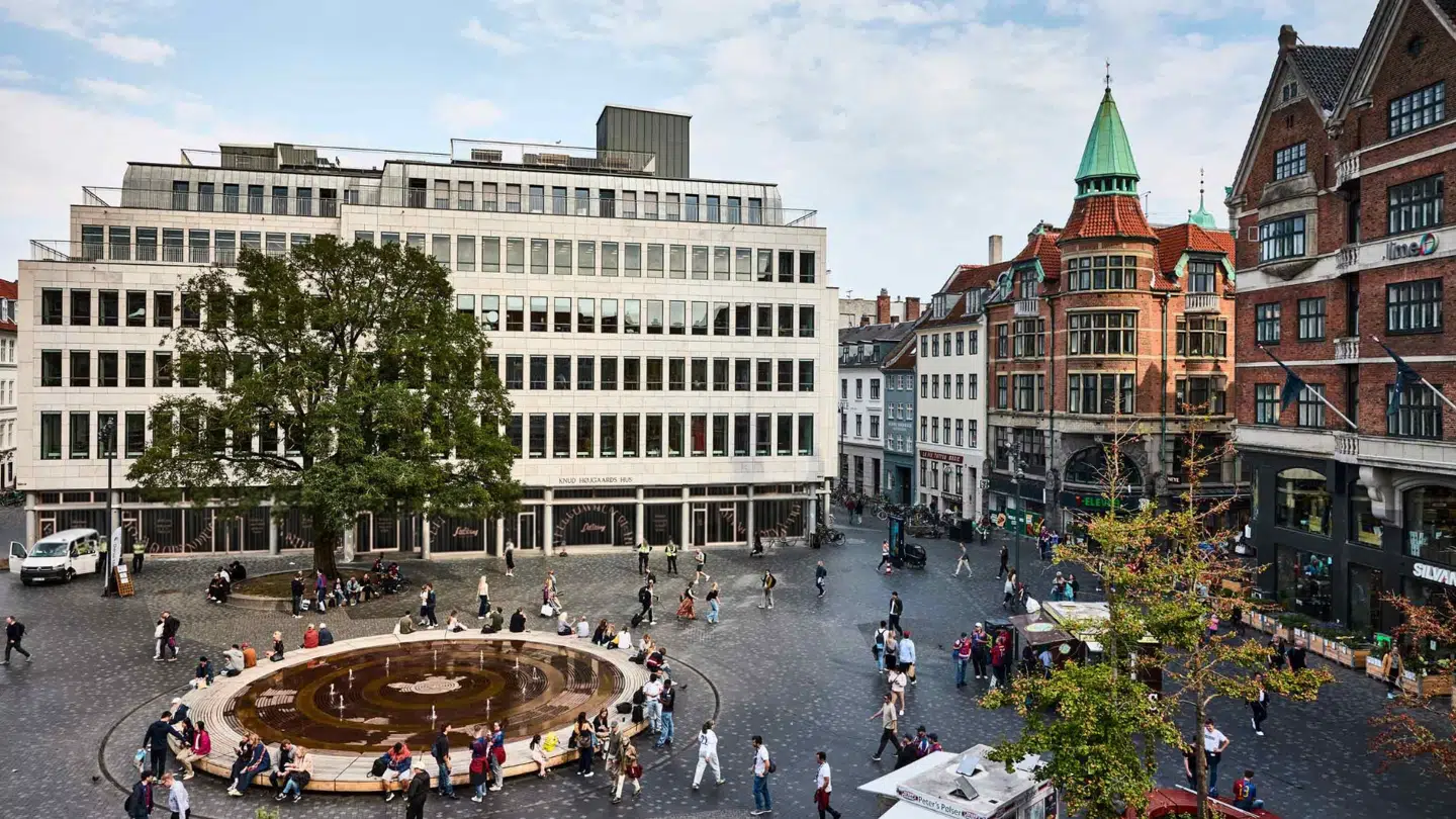 Det er i denne gamle bygning, Salling åbner nyt stormagasin. Der bliver lige nu restaureret med respekt for bygningens ånd, fortæller direktør Marianne Bedsted.