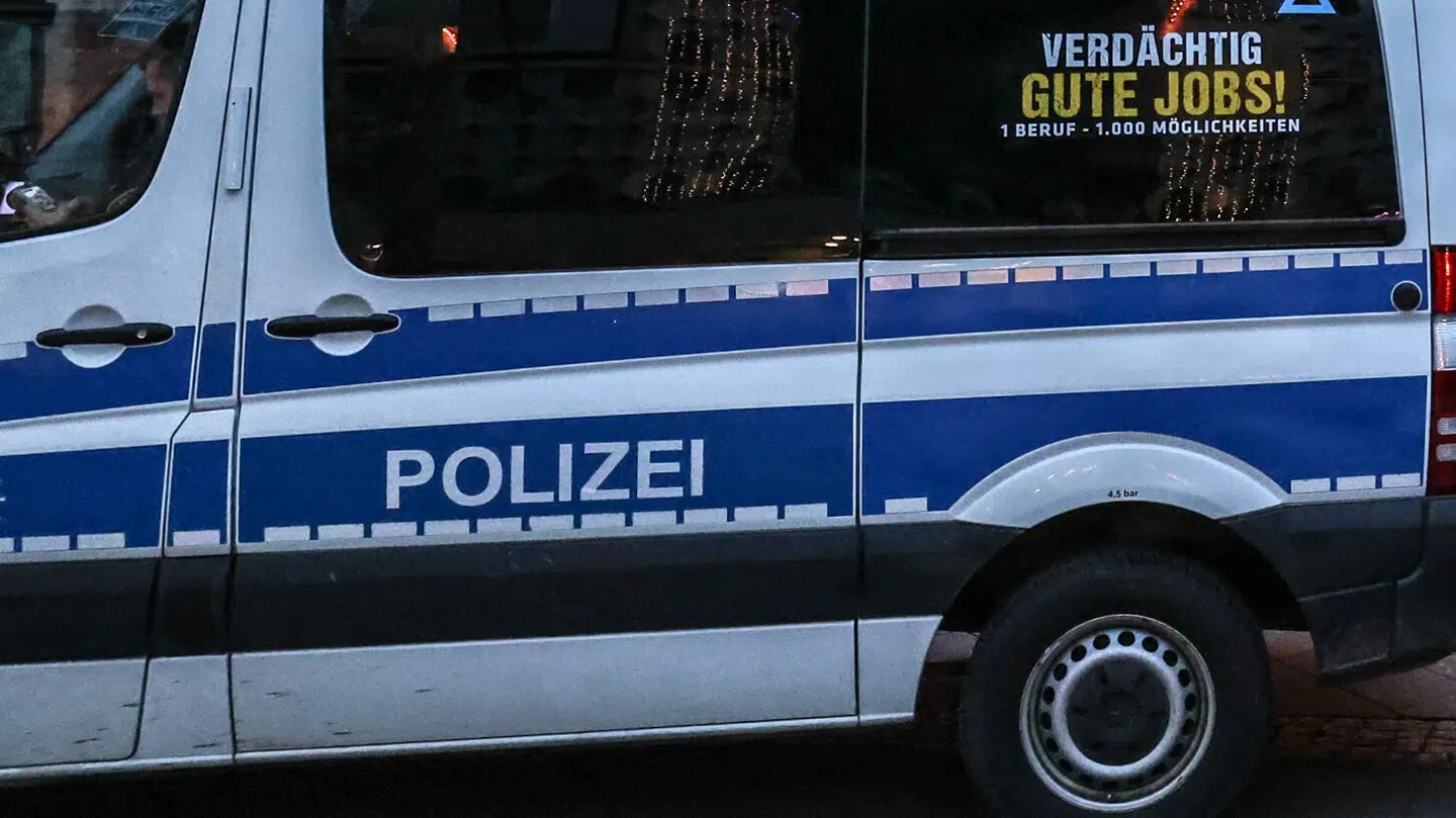 Arkivfoto af tysk politibil.