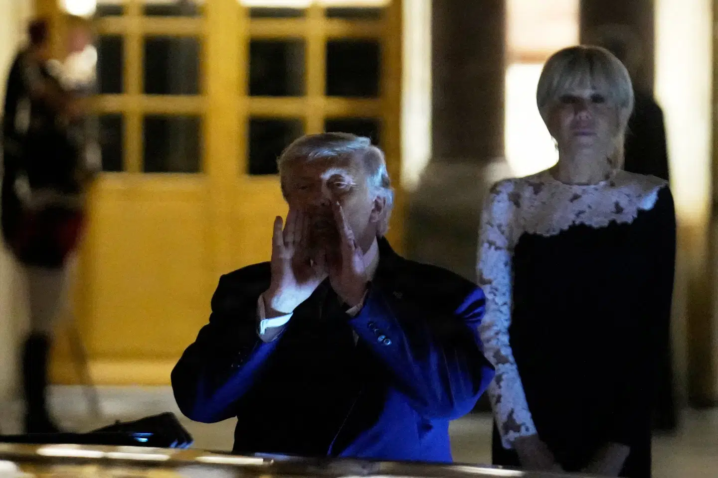USA's præsident, Donald Trump, ses natten til torsdag dansk tid forlade middag i Versailles i Frankrig, hvor han underskrev såkaldt MoU, som står for Memorandum of Understanding.