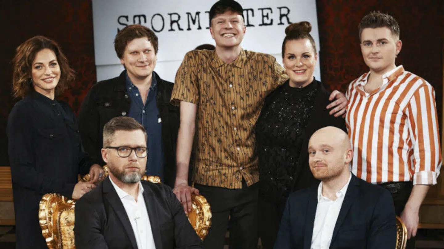 Her ses deltagerne og værter i sæson tre af 'Stormester', hvor Victor Lander (i midten) var lidt for hård ved trægulvet i det hus, hvor optagelserne fandt sted.