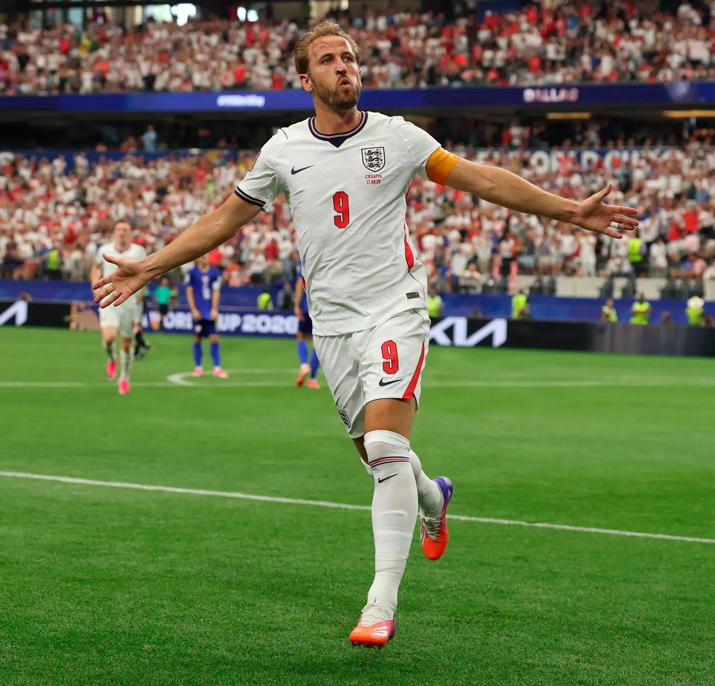 Harry Kane scorede to mål, da England vandt over Kroatien 4-2 natten onsdag aften dansk tid. Kane tangerede dermed Gary Linekers rekord som den mest scorende englænder til VM med i alt 10 mål.