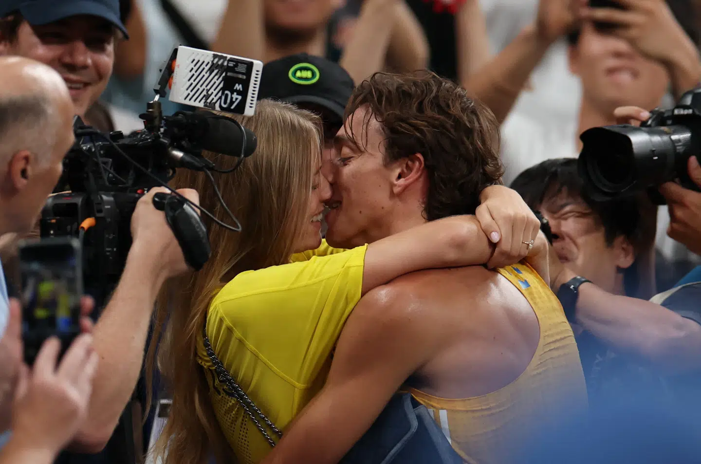 Parret ses her fejre, at Armand Duplantis i september 2025 vandt guld under VM i atletik i Tokyo. Han slog ved samme lejlighed også sin egen verdensrekord i stangspring.