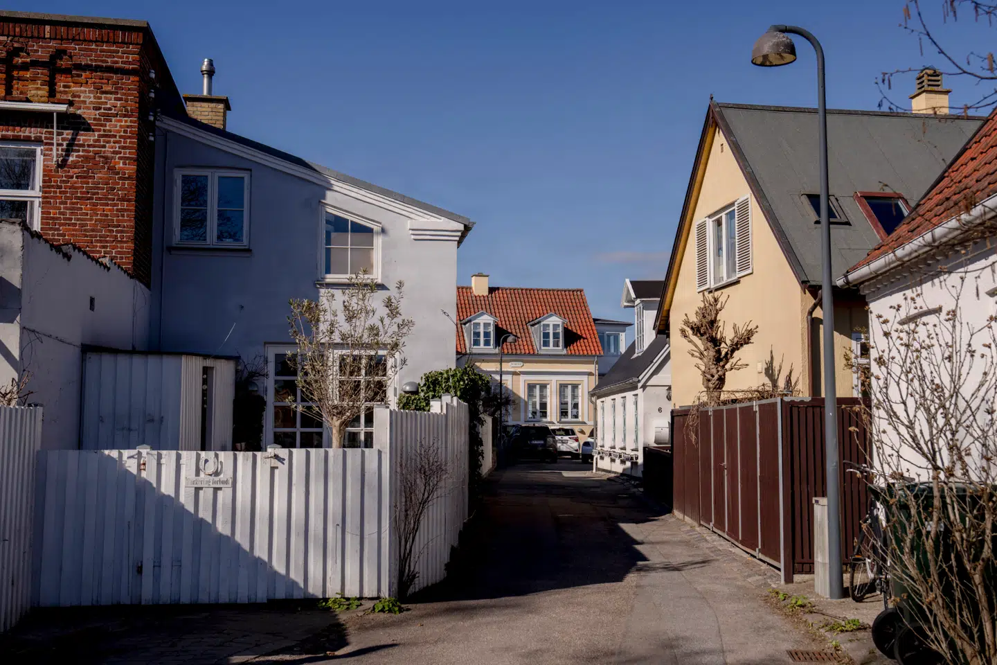 Det er langt bedre at beskatte boliger end lønninger og virksomheder, hvis man både vil sikre penge i statskassen og vækst og velstand. Desværre gør vi i Danmark det stik modsatte, skriver dagens kronikør.